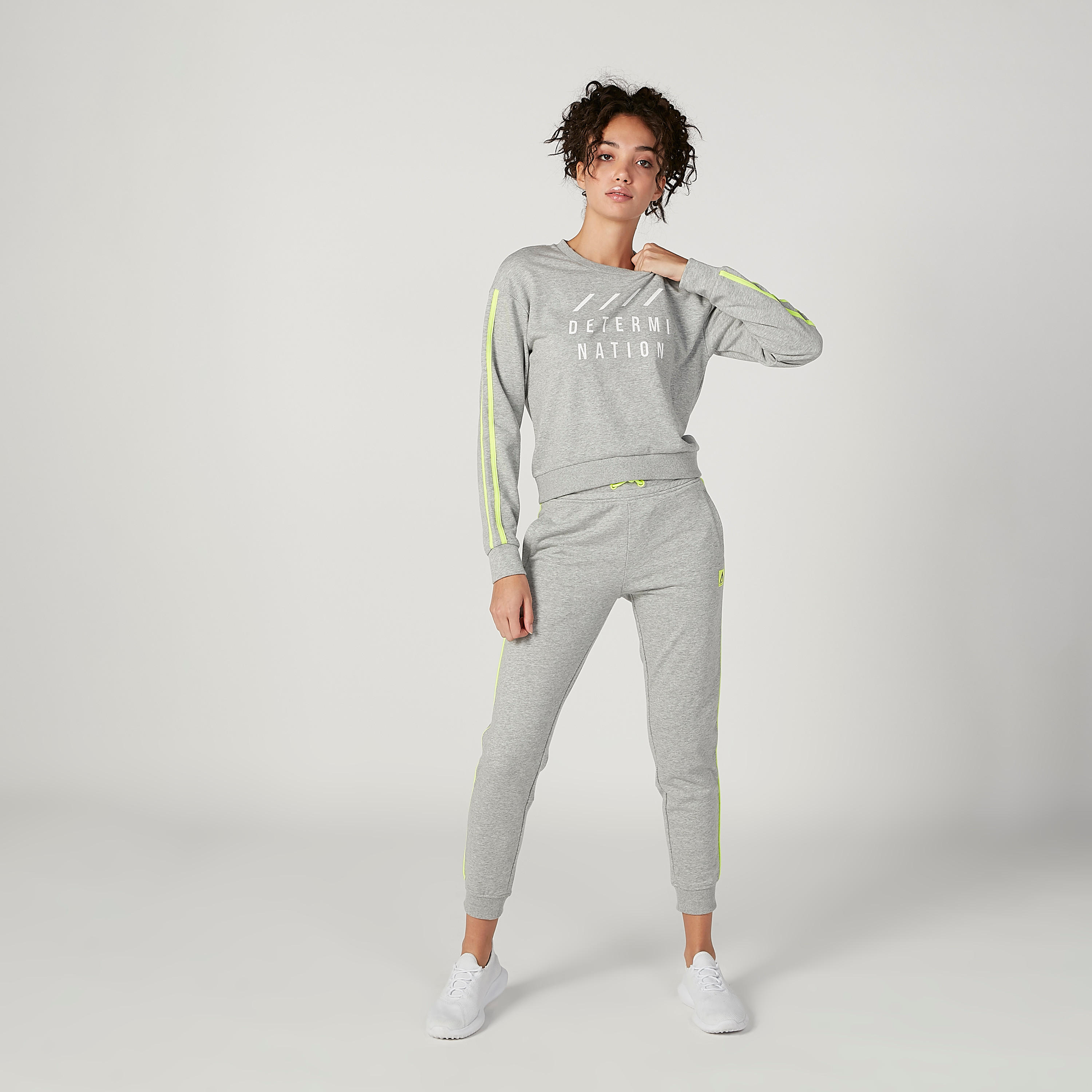 سويت شيرت مستدام بياقة مستديرة وأكمام طويلة وطبعات-women-clothing-sportswearandactivewear-hoodiesandsweatshirts-image-1