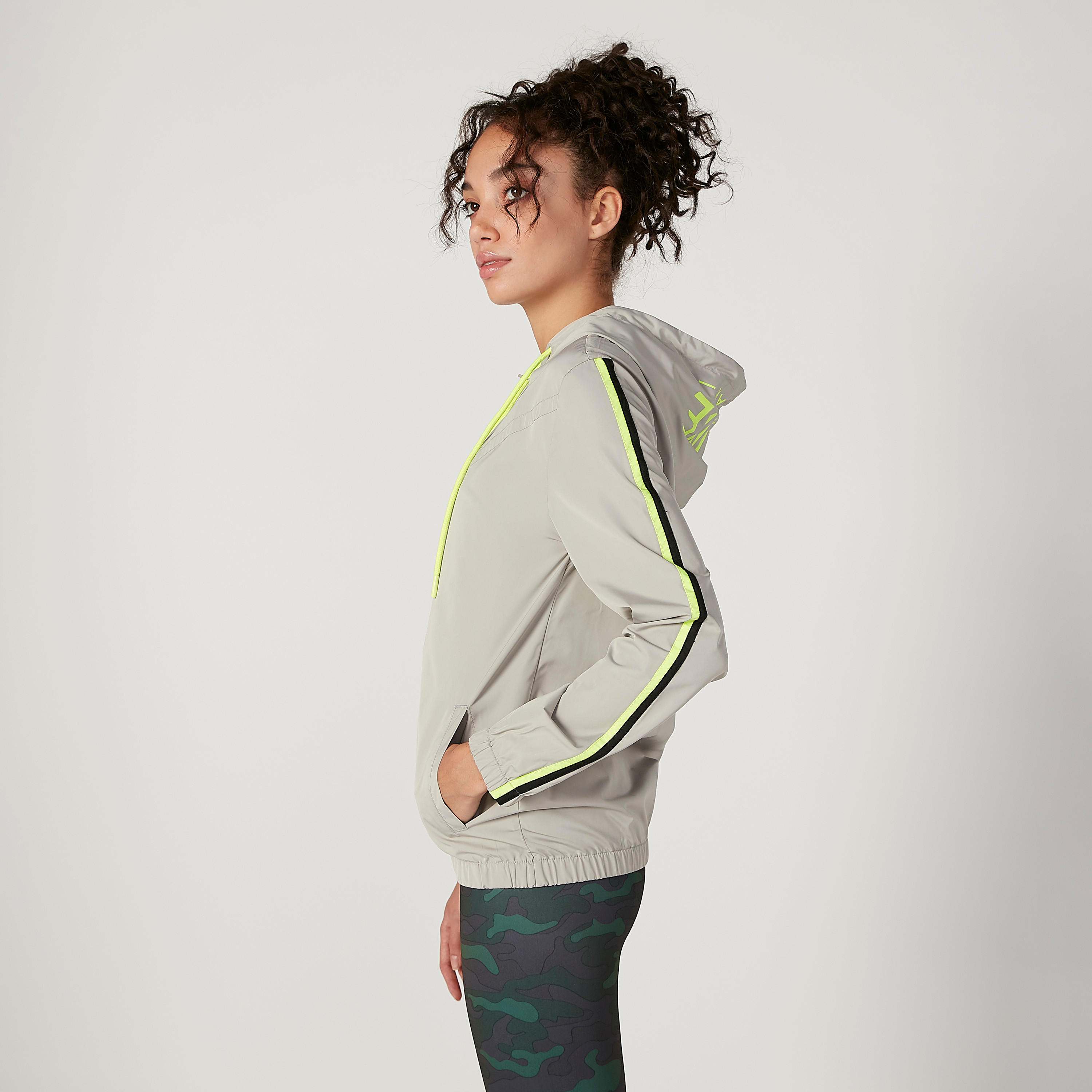 جاكيت بقبعة وأكمام طويلة وطبعات-women-clothing-sportswearandactivewear-coatsandjackets-jackets-image-2