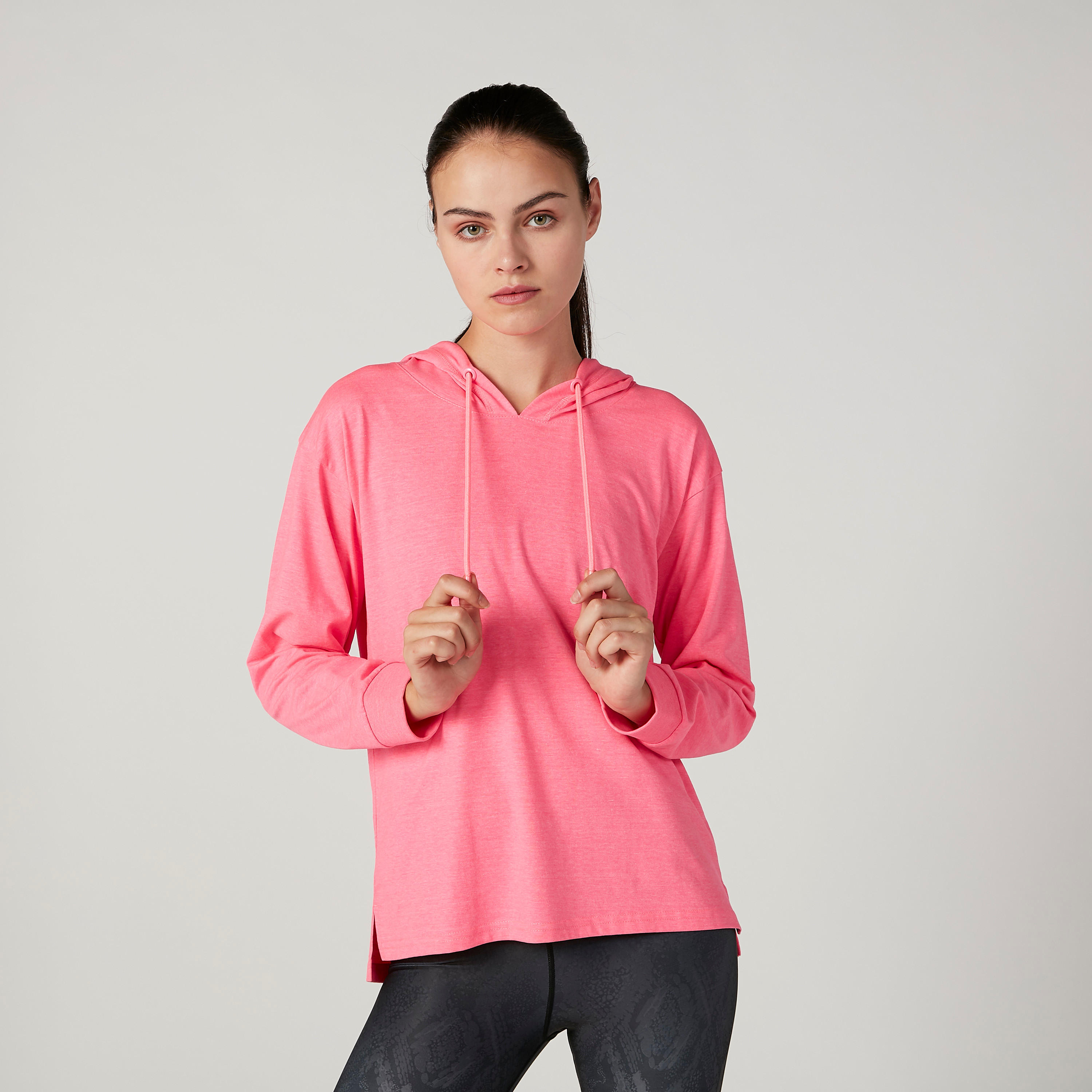 سويت شيرت مستدام سادة بقبّعة وأكمام طويلة -women-clothing-sportswearandactivewear-hoodiesandsweatshirts-image-1