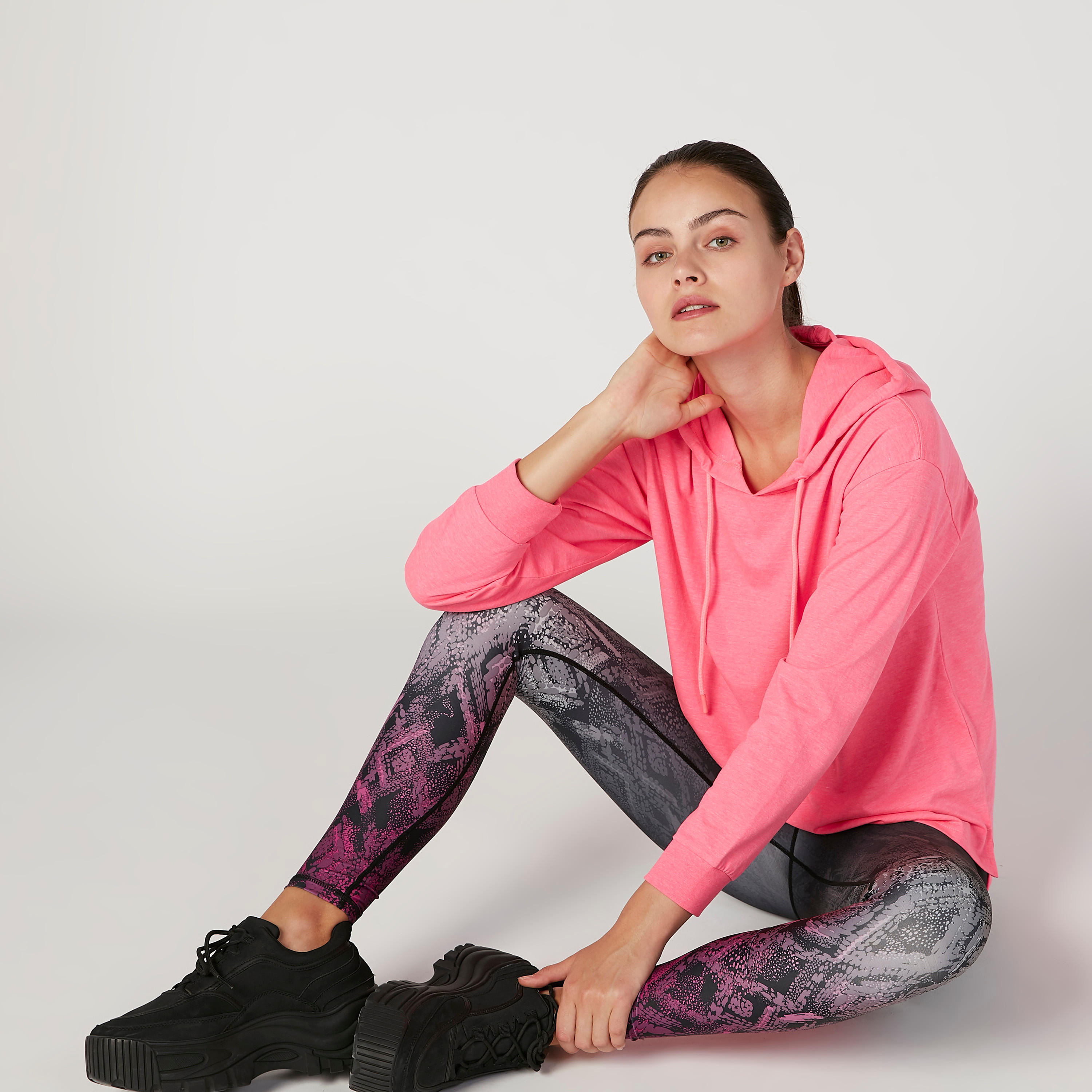 سويت شيرت مستدام سادة بقبّعة وأكمام طويلة -women-clothing-sportswearandactivewear-hoodiesandsweatshirts-image-2