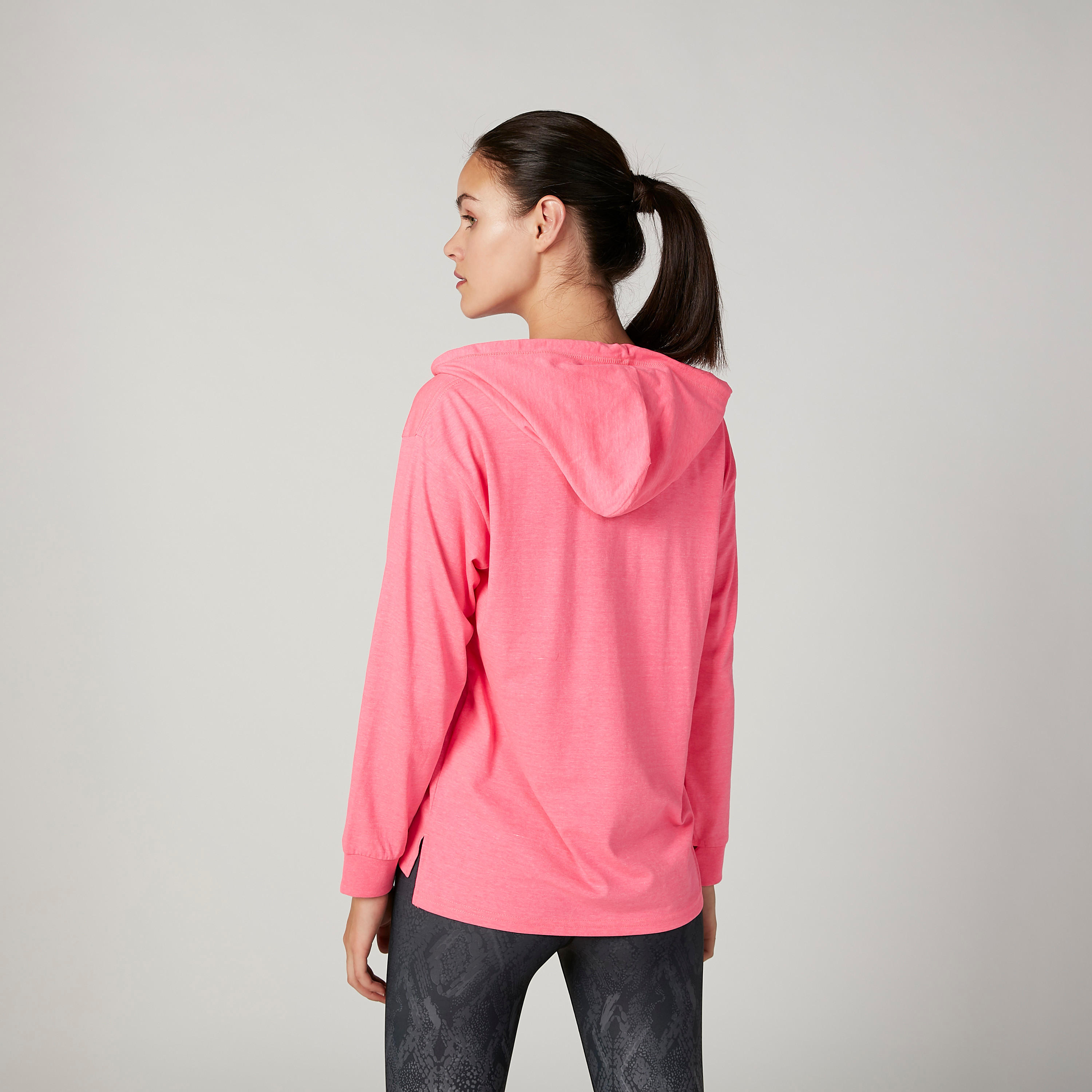 سويت شيرت مستدام سادة بقبّعة وأكمام طويلة -women-clothing-sportswearandactivewear-hoodiesandsweatshirts-image-3
