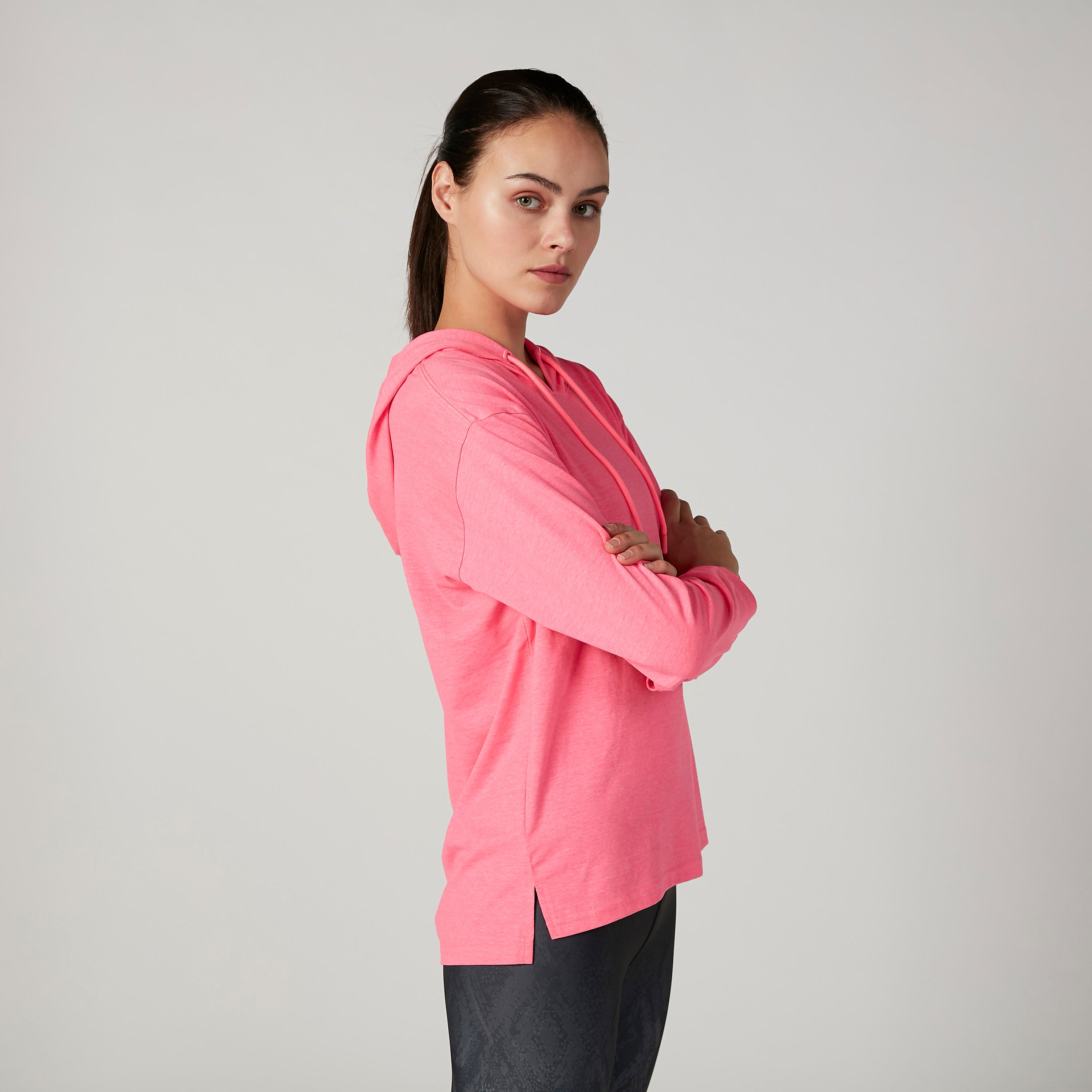 سويت شيرت مستدام سادة بقبّعة وأكمام طويلة -women-clothing-sportswearandactivewear-hoodiesandsweatshirts-image-4