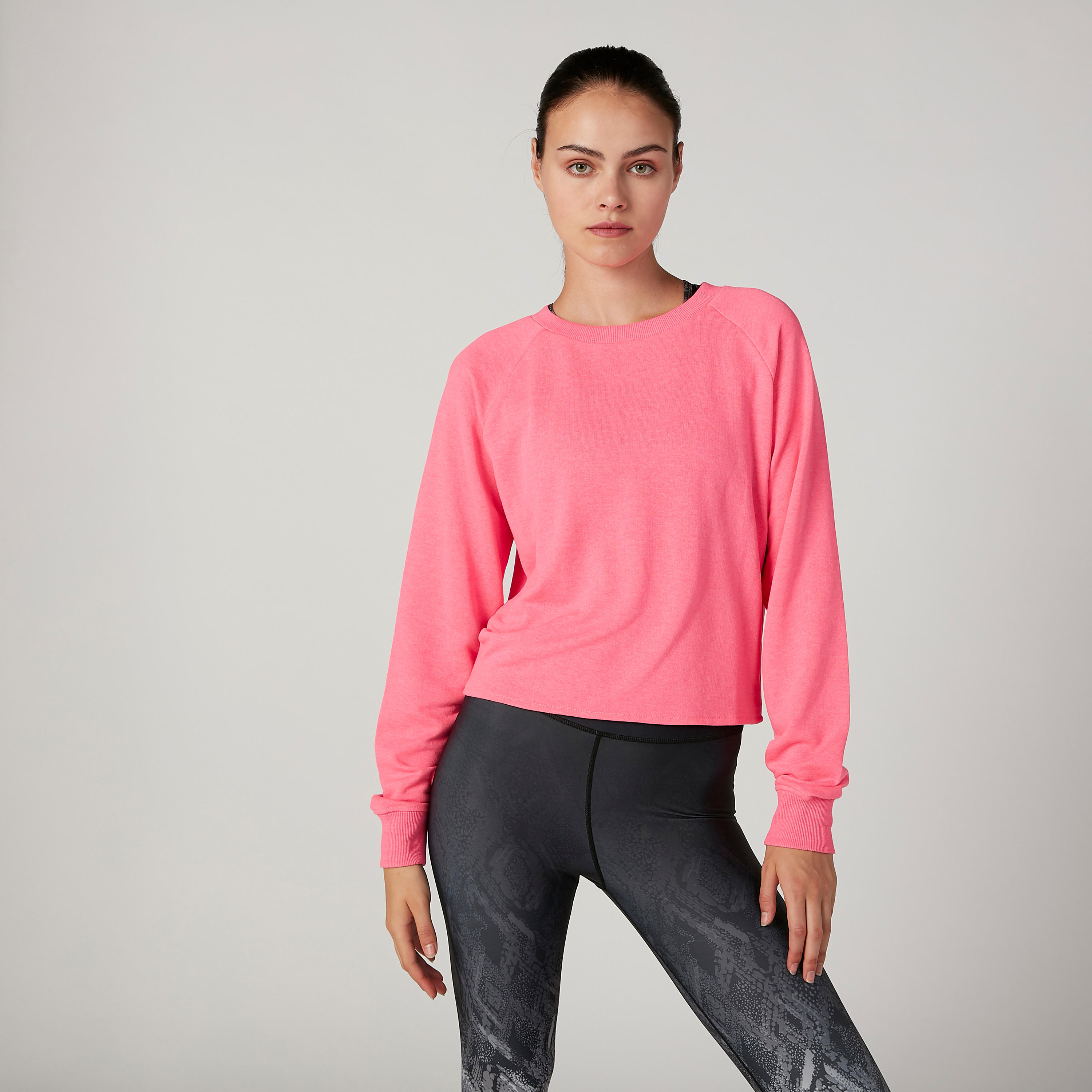 سويت شيرت مستدام سادة بياقة مستديرة وأكمام طويلة -women-clothing-sportswearandactivewear-hoodiesandsweatshirts-image-3