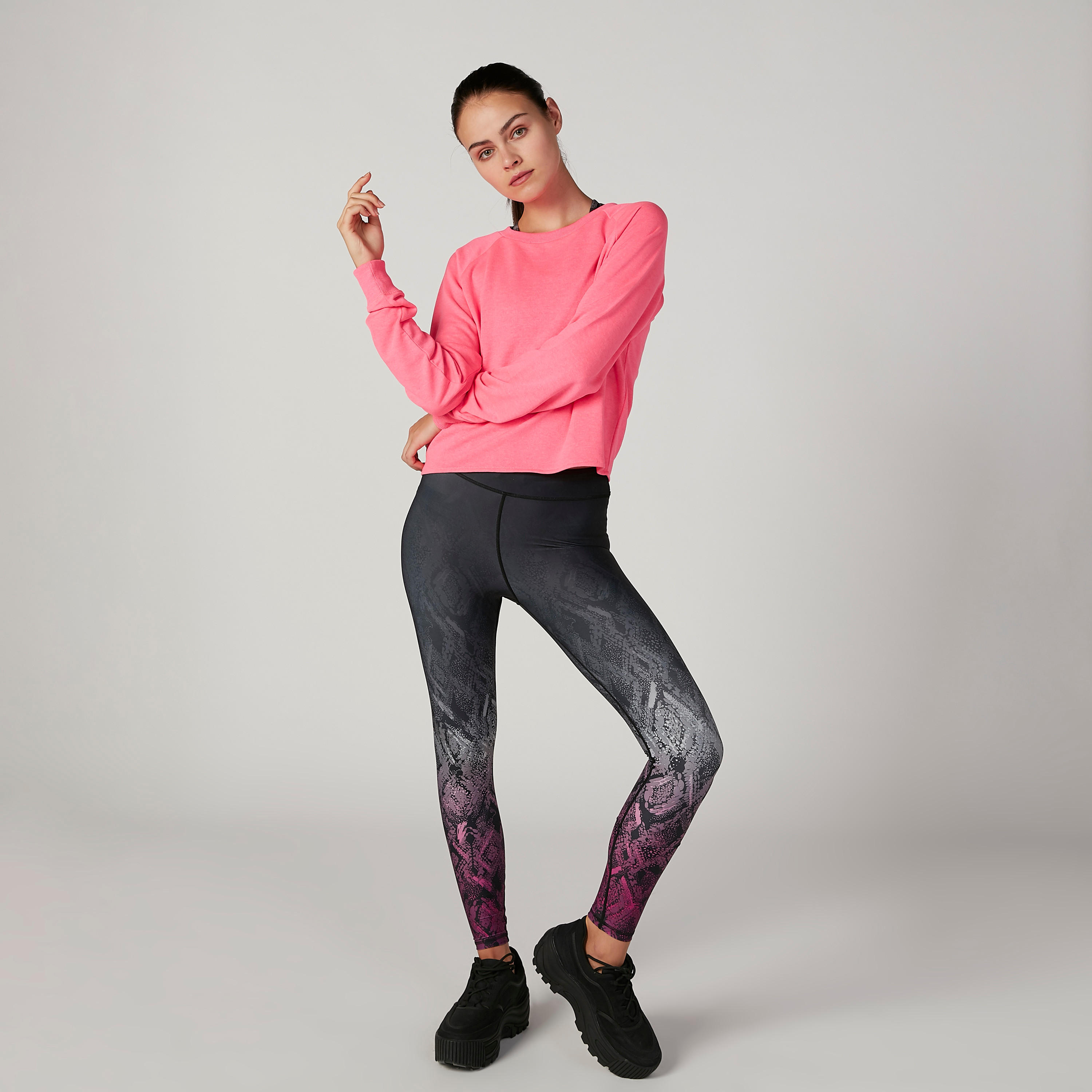 سويت شيرت مستدام سادة بياقة مستديرة وأكمام طويلة -women-clothing-sportswearandactivewear-hoodiesandsweatshirts-image-2