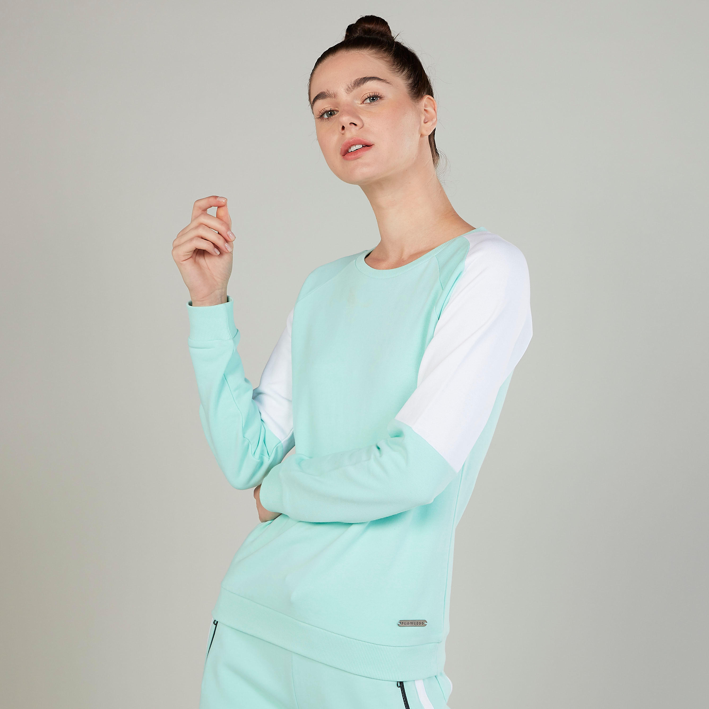 سويت شيرت مستدام بياقة مستديرة وأكمام مغايرة بكتل ملونة-women-clothing-sportswearandactivewear-hoodiesandsweatshirts-image-1
