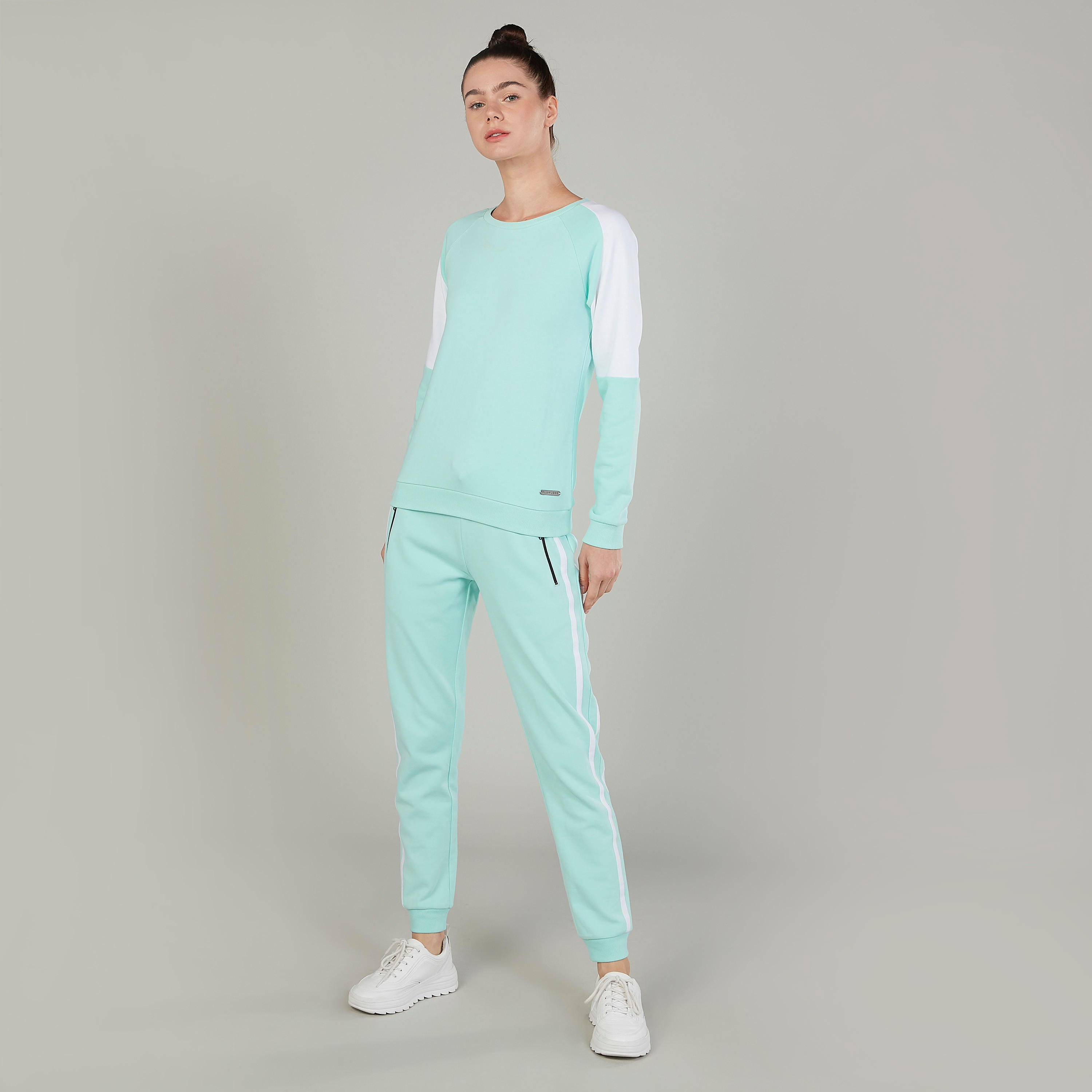 سويت شيرت مستدام بياقة مستديرة وأكمام مغايرة بكتل ملونة-women-clothing-sportswearandactivewear-hoodiesandsweatshirts-image-2