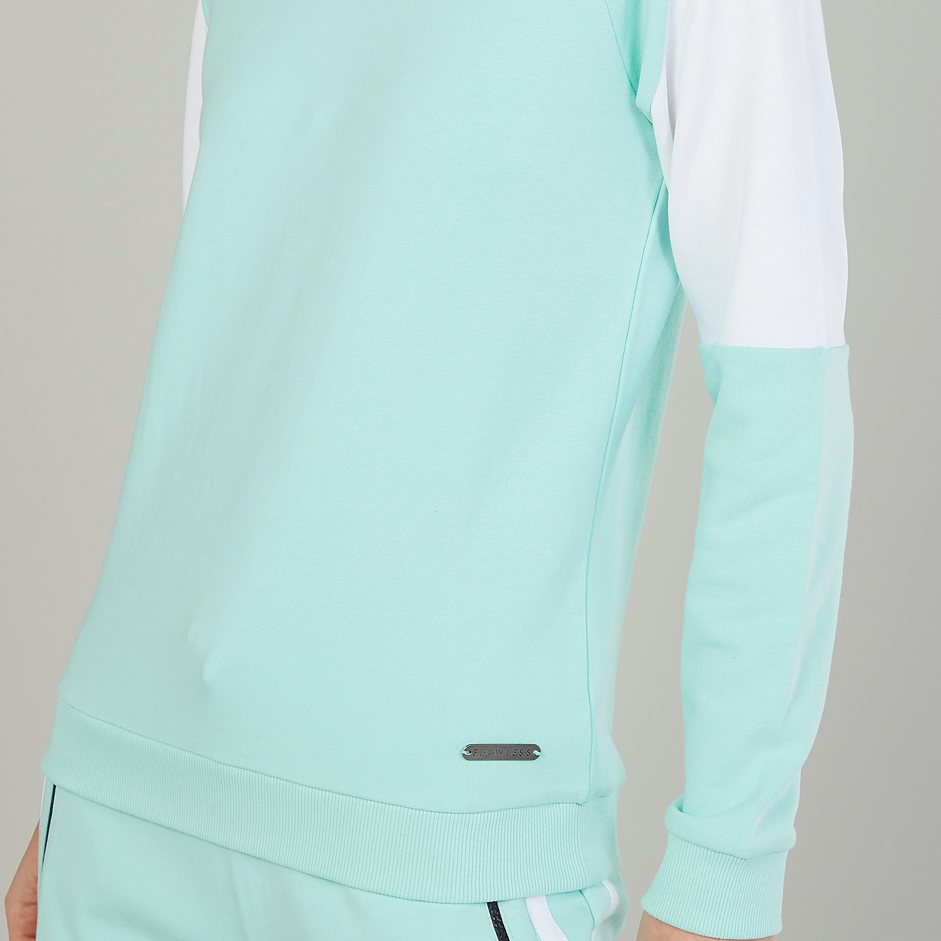 سويت شيرت مستدام بياقة مستديرة وأكمام مغايرة بكتل ملونة-women-clothing-sportswearandactivewear-hoodiesandsweatshirts-image-3