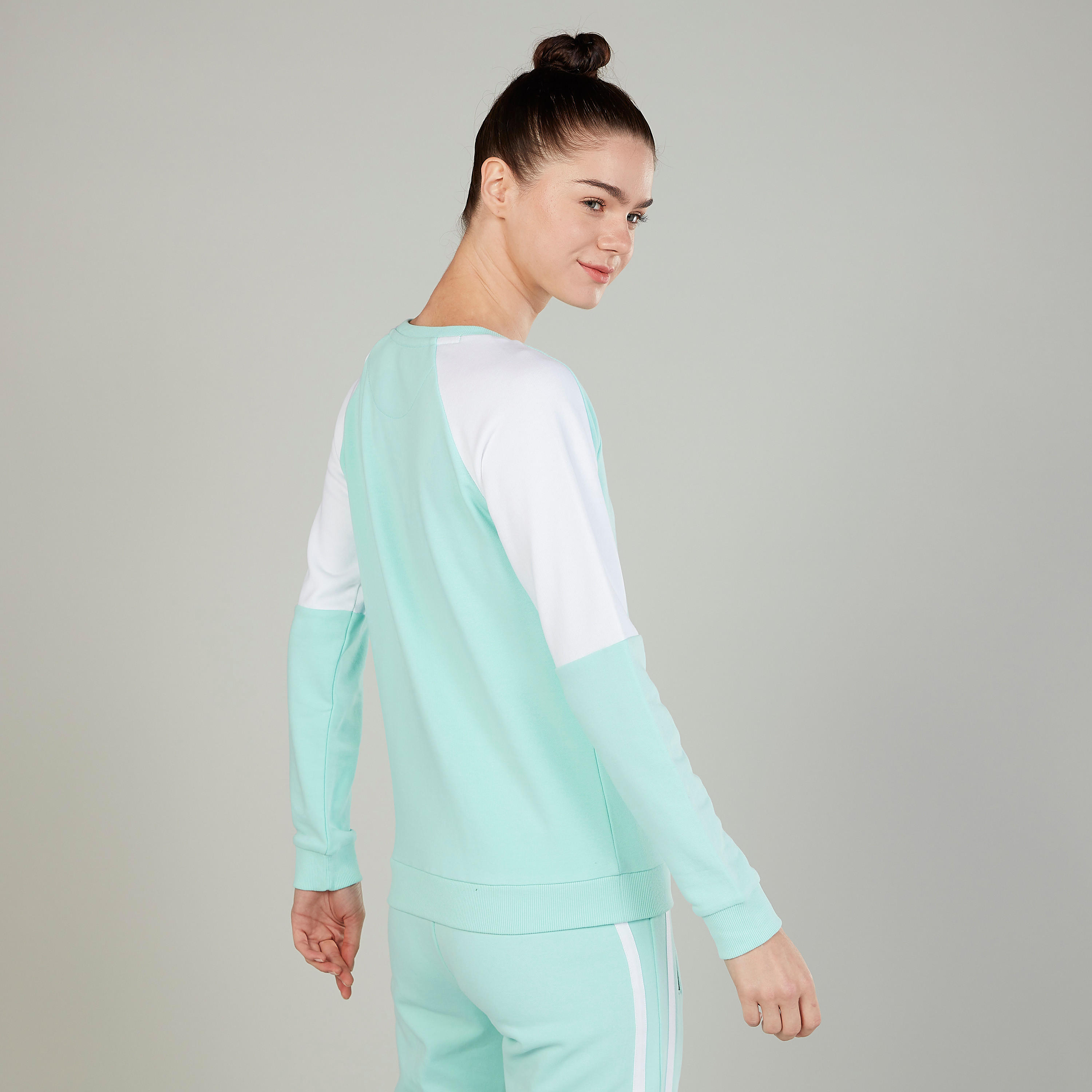سويت شيرت مستدام بياقة مستديرة وأكمام مغايرة بكتل ملونة-women-clothing-sportswearandactivewear-hoodiesandsweatshirts-image-4