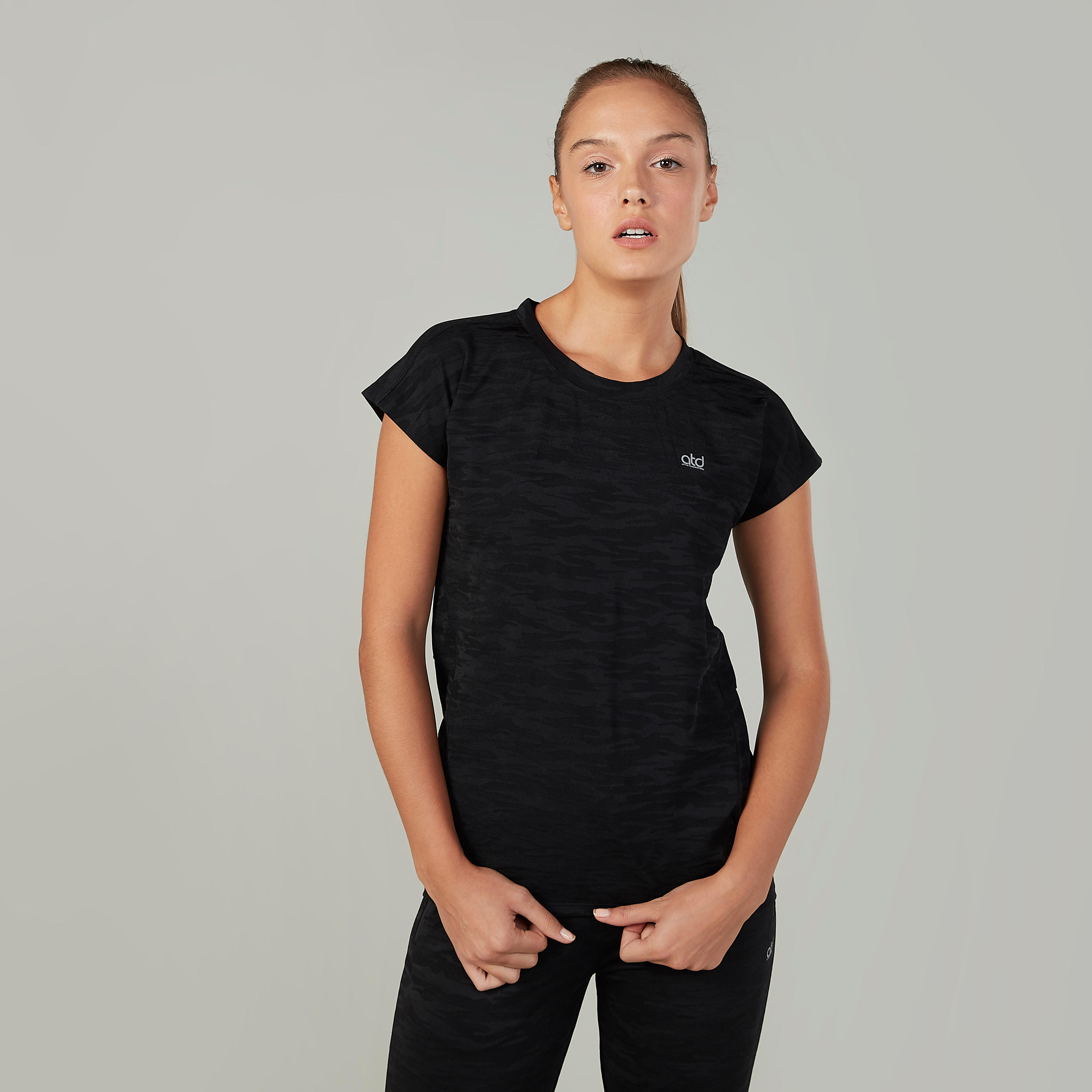 تيشيرت بياقة مستديرة وأكمام كاب وطبعات مموهة-women-clothing-sportswearandactivewear-tshirtsandvests-image-1