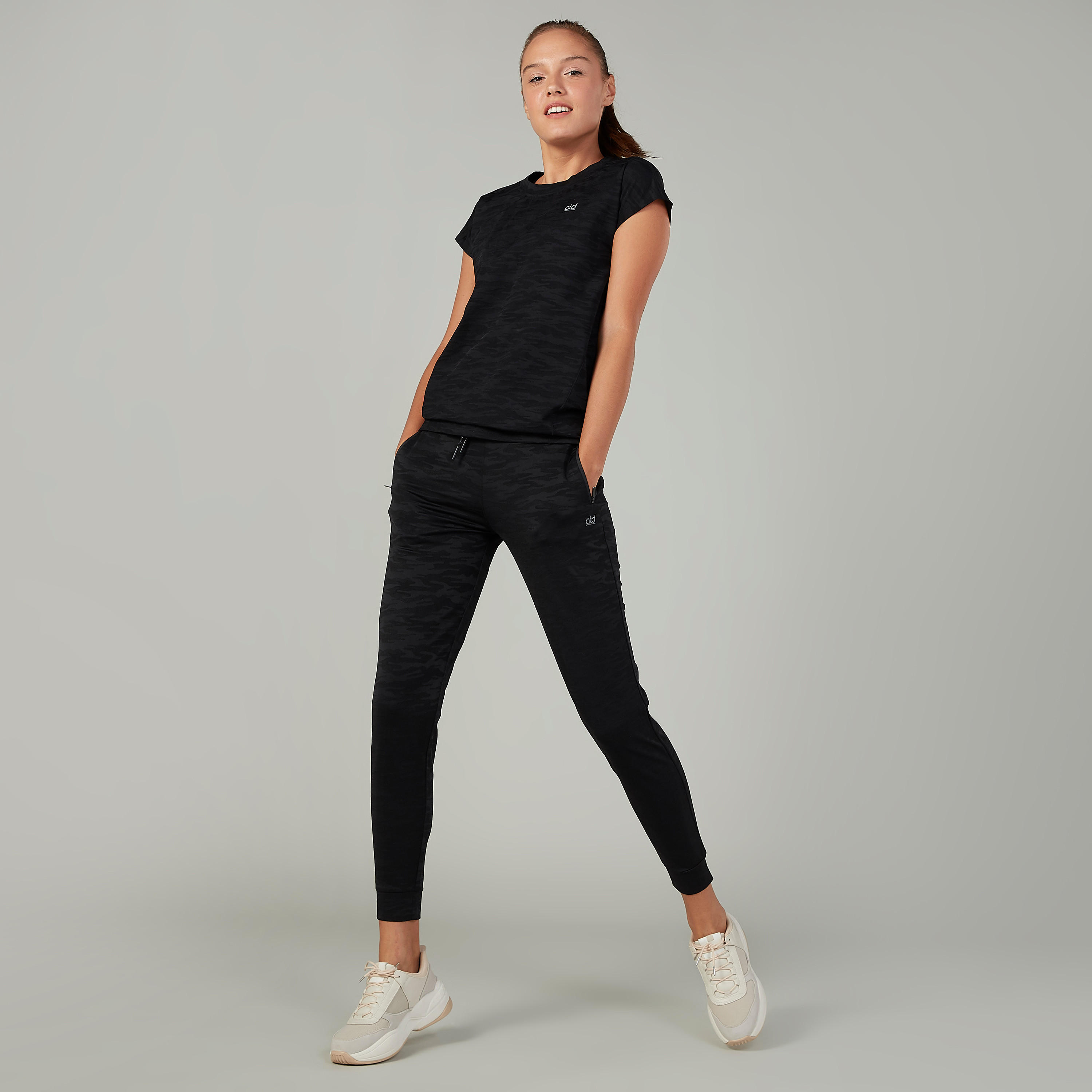 تيشيرت بياقة مستديرة وأكمام كاب وطبعات مموهة-women-clothing-sportswearandactivewear-tshirtsandvests-image-2