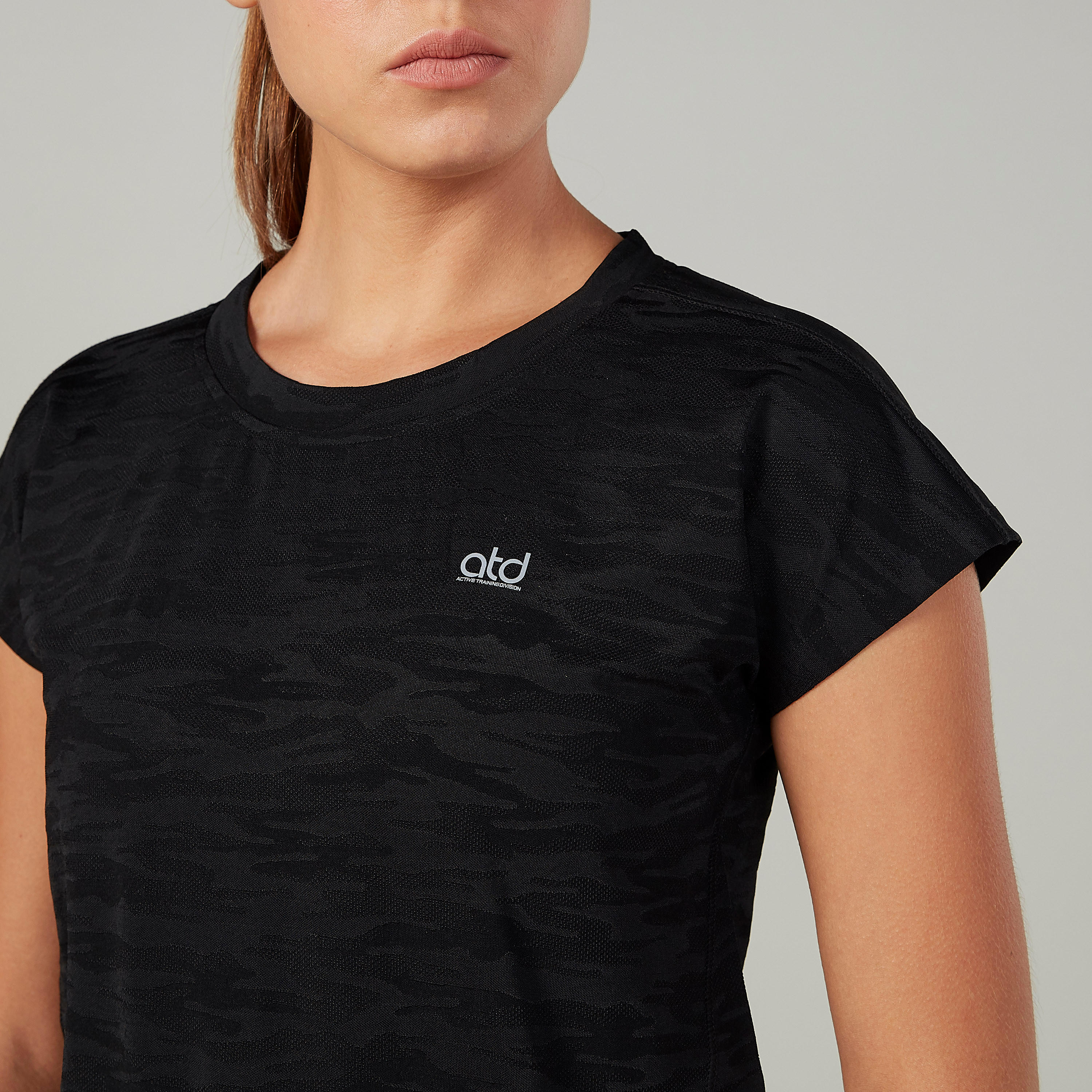تيشيرت بياقة مستديرة وأكمام كاب وطبعات مموهة-women-clothing-sportswearandactivewear-tshirtsandvests-image-3