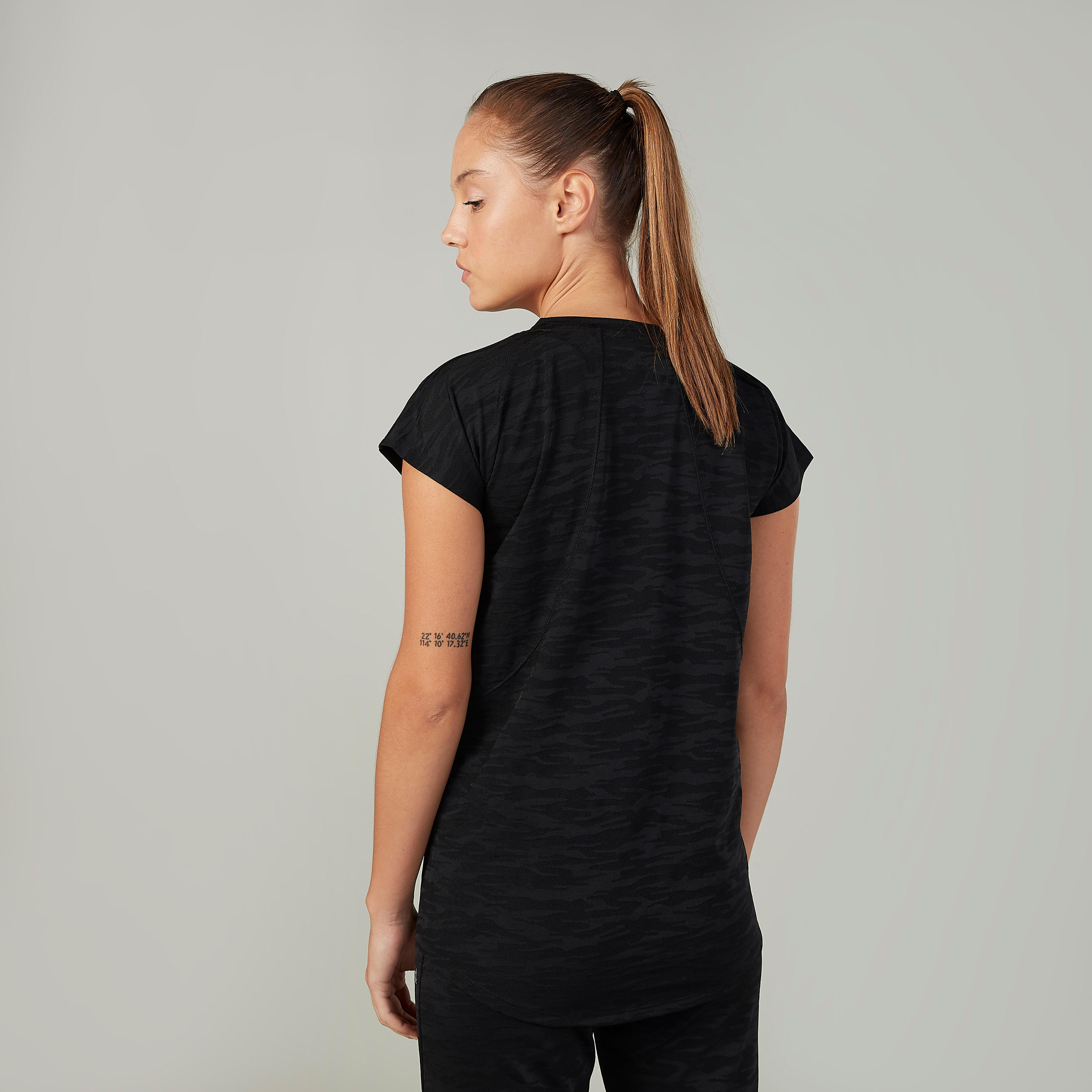 تيشيرت بياقة مستديرة وأكمام كاب وطبعات مموهة-women-clothing-sportswearandactivewear-tshirtsandvests-image-4