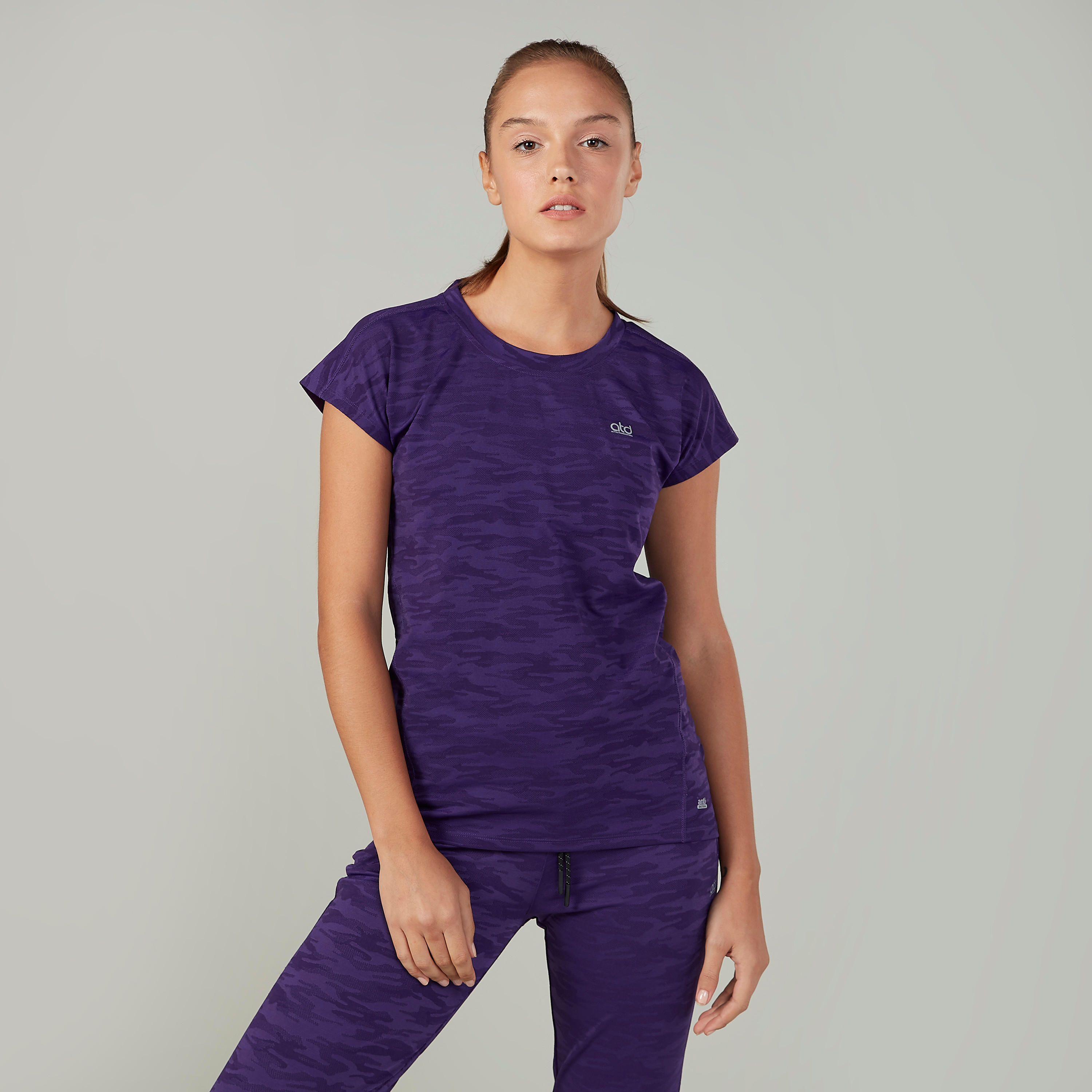 تيشيرت بياقة مستديرة وأكمام كاب وطبعات-women-clothing-sportswearandactivewear-tshirtsandvests-image-1