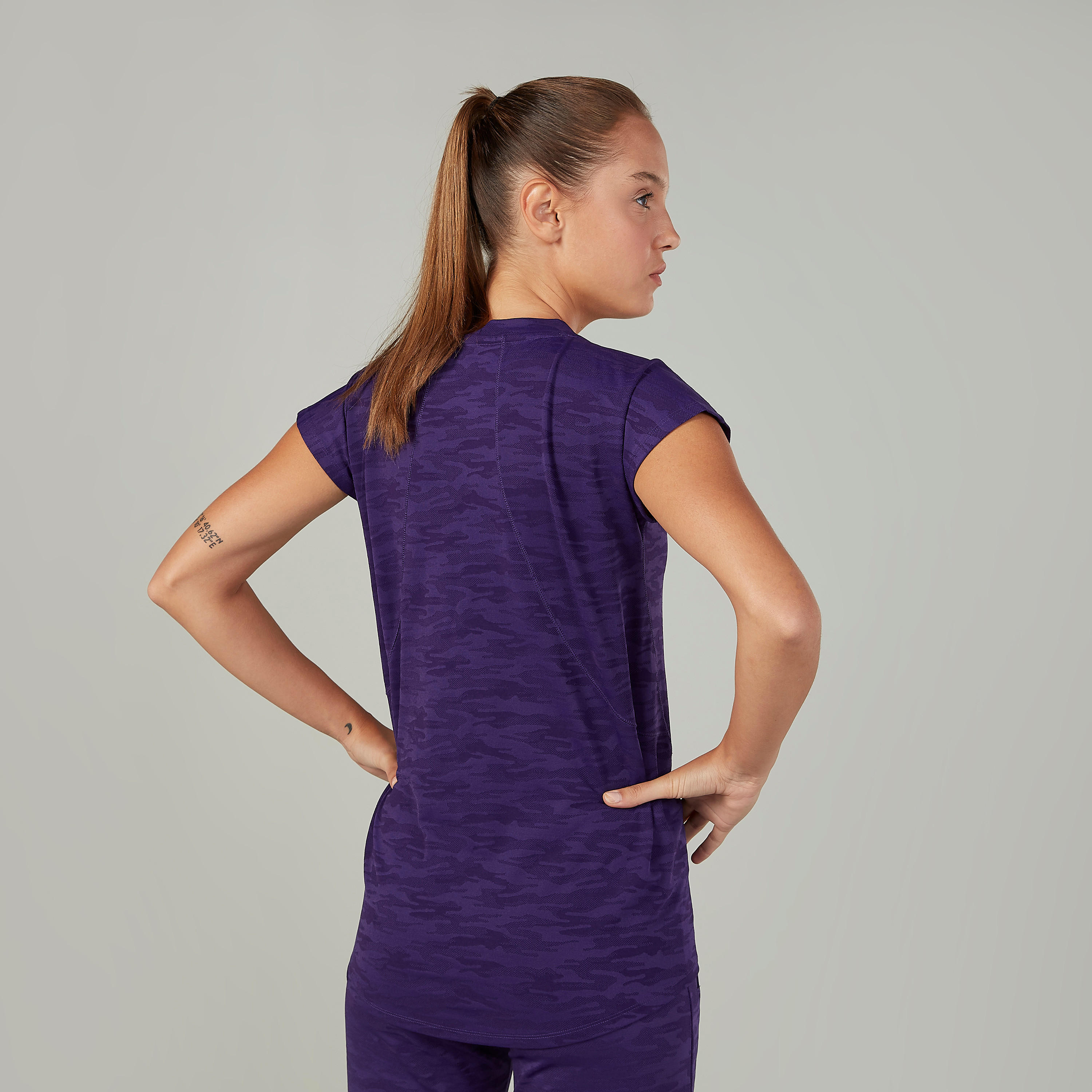 تيشيرت بياقة مستديرة وأكمام كاب وطبعات-women-clothing-sportswearandactivewear-tshirtsandvests-image-4
