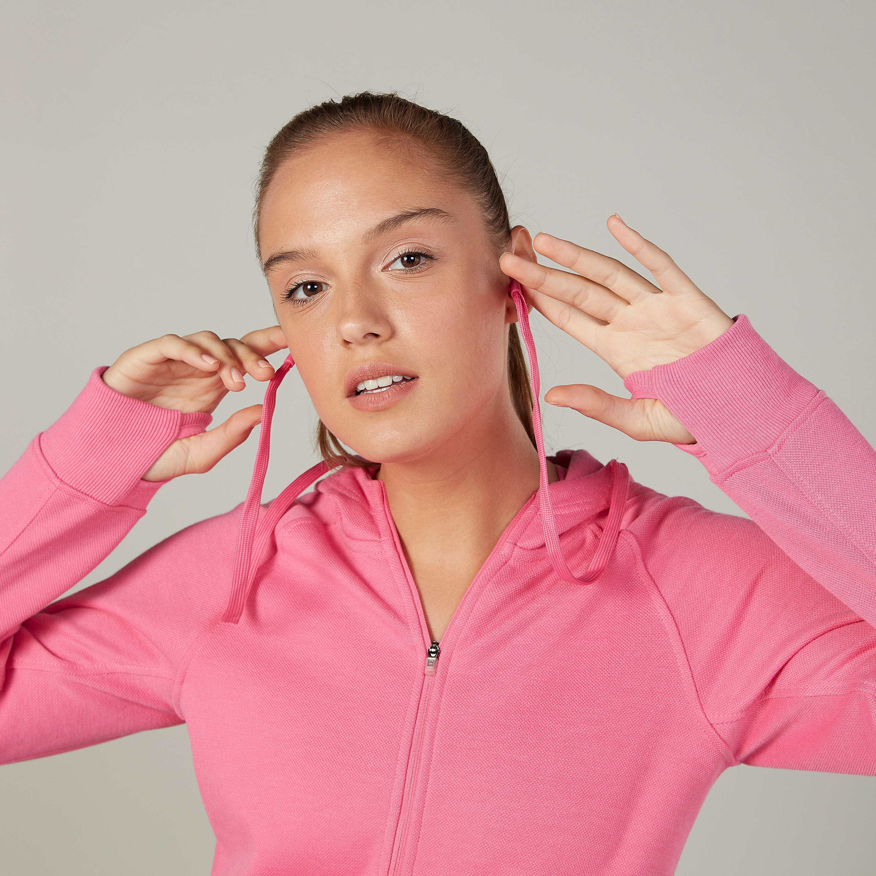 جاكيت سادة بقبعة وأكمام طويلة-women-clothing-sportswearandactivewear-coatsandjackets-jackets-image-3