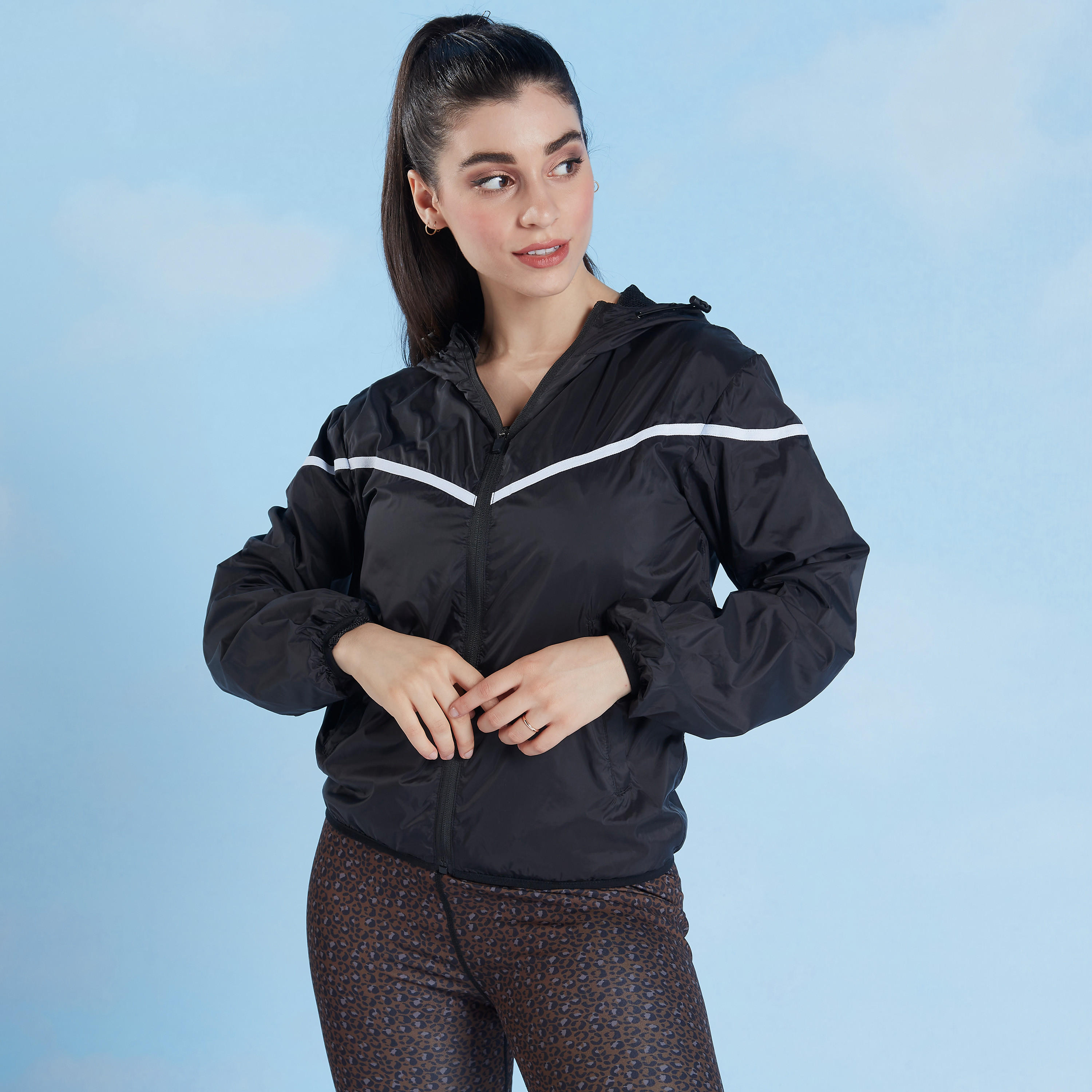 جاكيت سادة بقبّعة وسحّاب وجيوب وتفاصيل شريطة-women-clothing-sportswearandactivewear-coatsandjackets-jackets-image-1