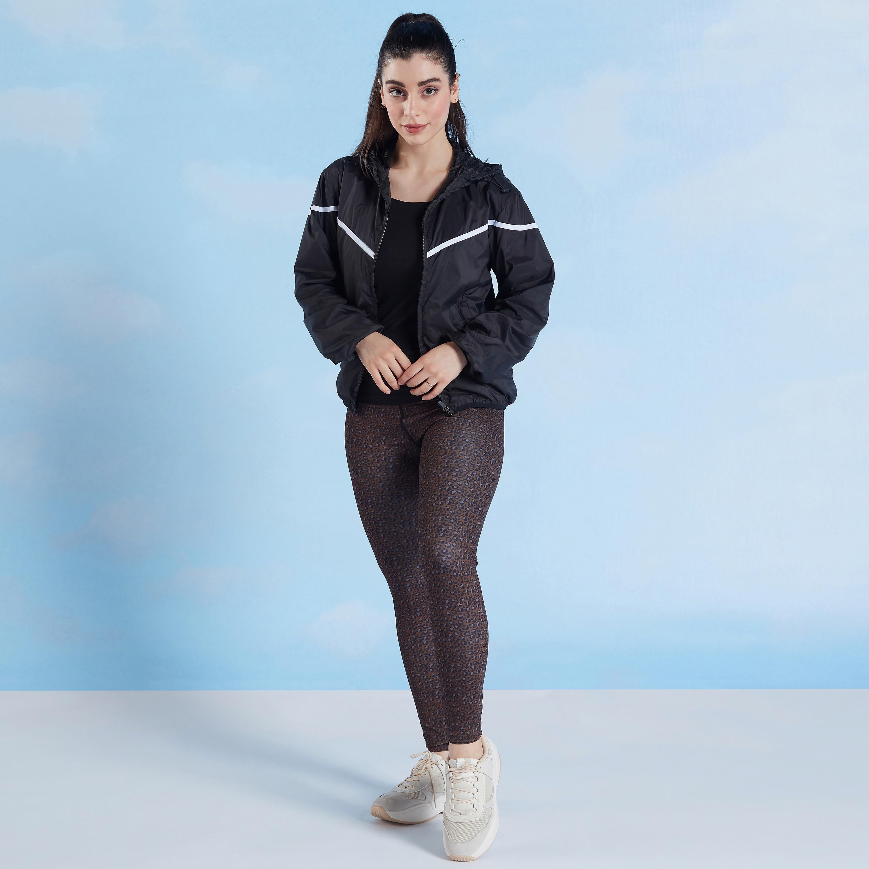 جاكيت سادة بقبّعة وسحّاب وجيوب وتفاصيل شريطة-women-clothing-sportswearandactivewear-coatsandjackets-jackets-image-3