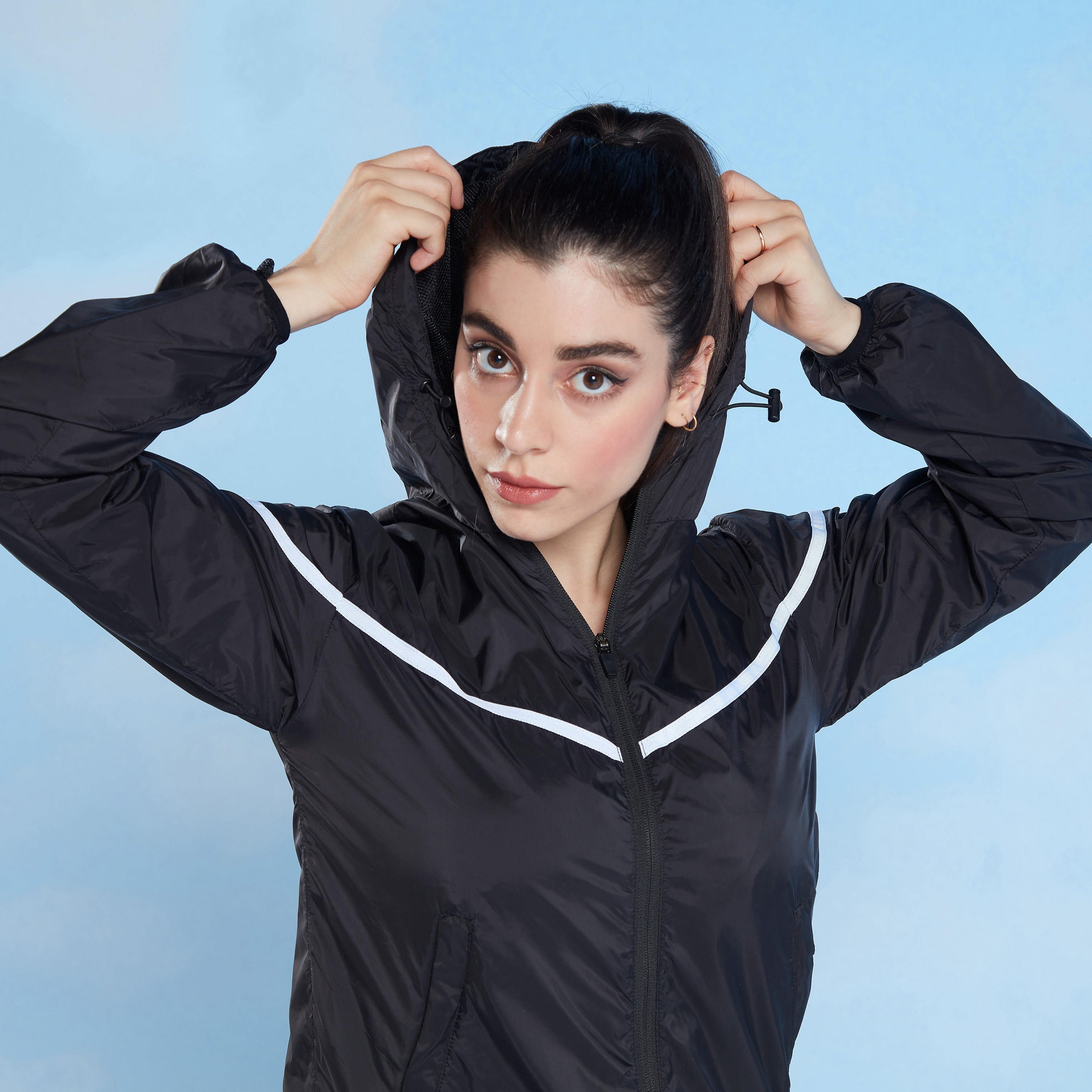 جاكيت سادة بقبّعة وسحّاب وجيوب وتفاصيل شريطة-women-clothing-sportswearandactivewear-coatsandjackets-jackets-image-3