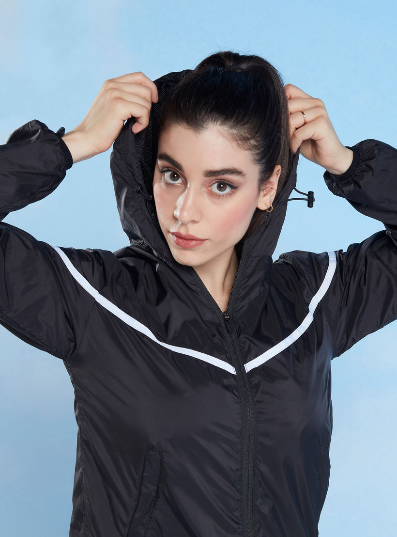 جاكيت سادة بقبّعة وسحّاب وجيوب وتفاصيل شريطة-women-clothing-sportswearandactivewear-coatsandjackets-jackets-image-3