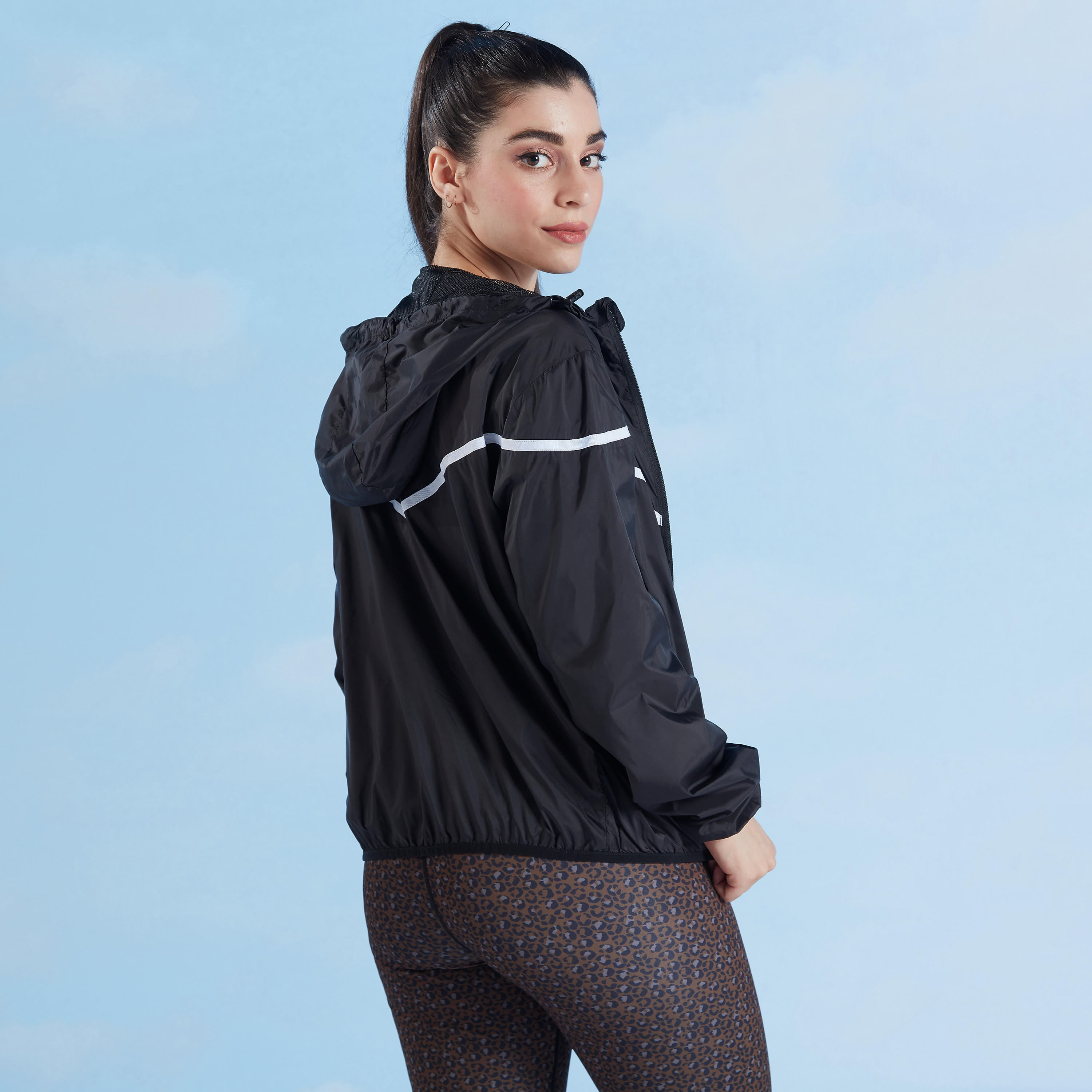 جاكيت سادة بقبّعة وسحّاب وجيوب وتفاصيل شريطة-women-clothing-sportswearandactivewear-coatsandjackets-jackets-image-1