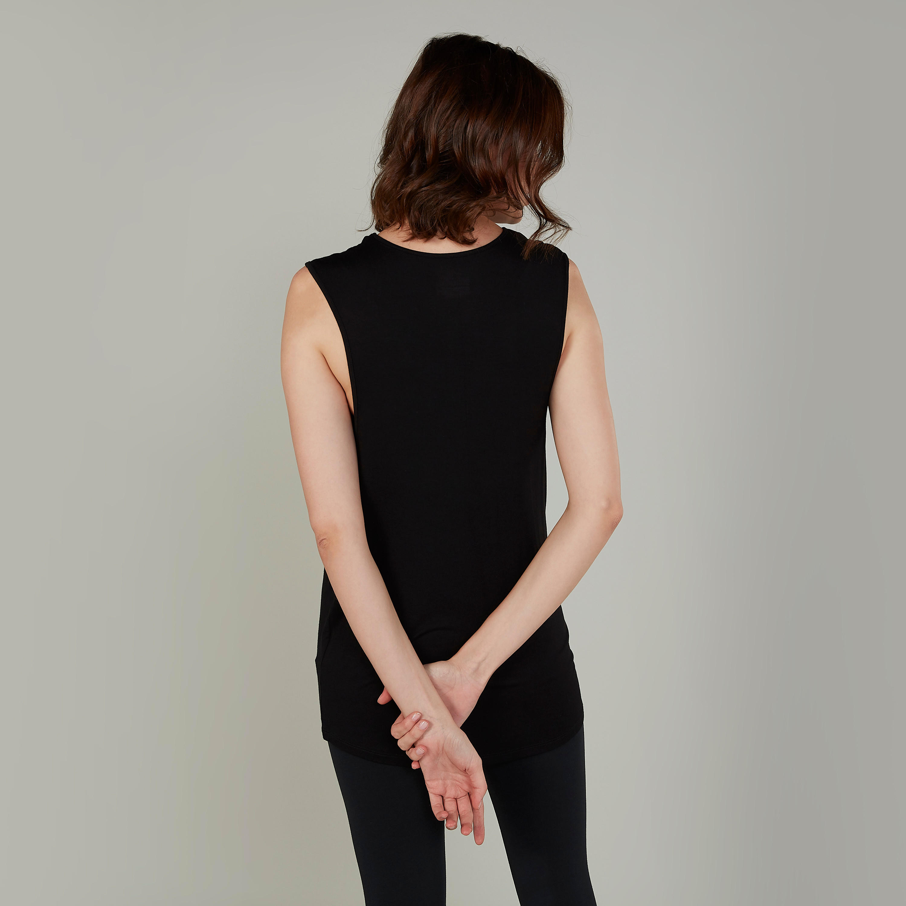 تيشيرت دون أكمام وبياقة مستديرة بطبعات-women-clothing-sportswearandactivewear-tshirtsandvests-image-4