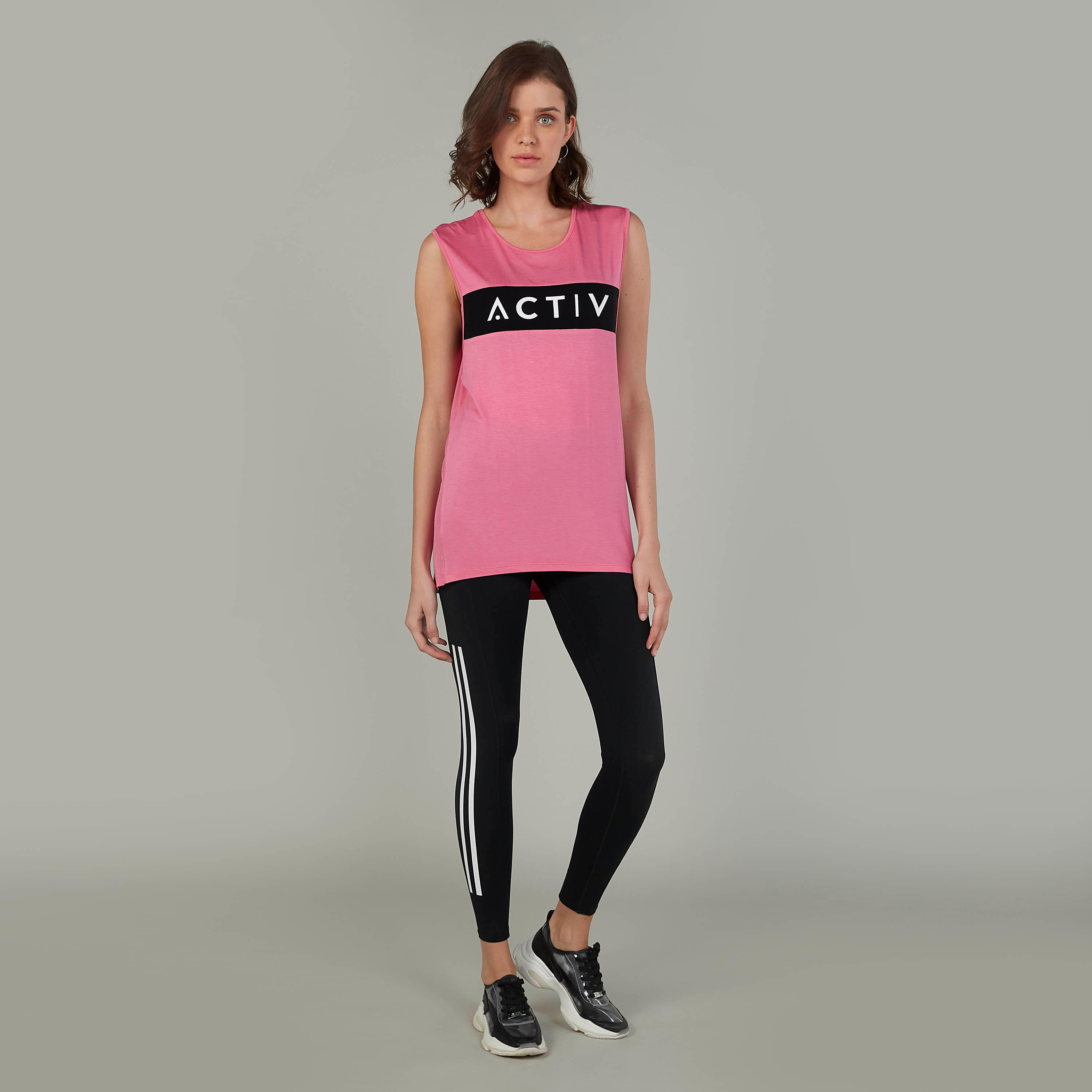 بنطلون ليقنز سادة بخصر مطّاطي-women-clothing-bottoms-leggings-image-2