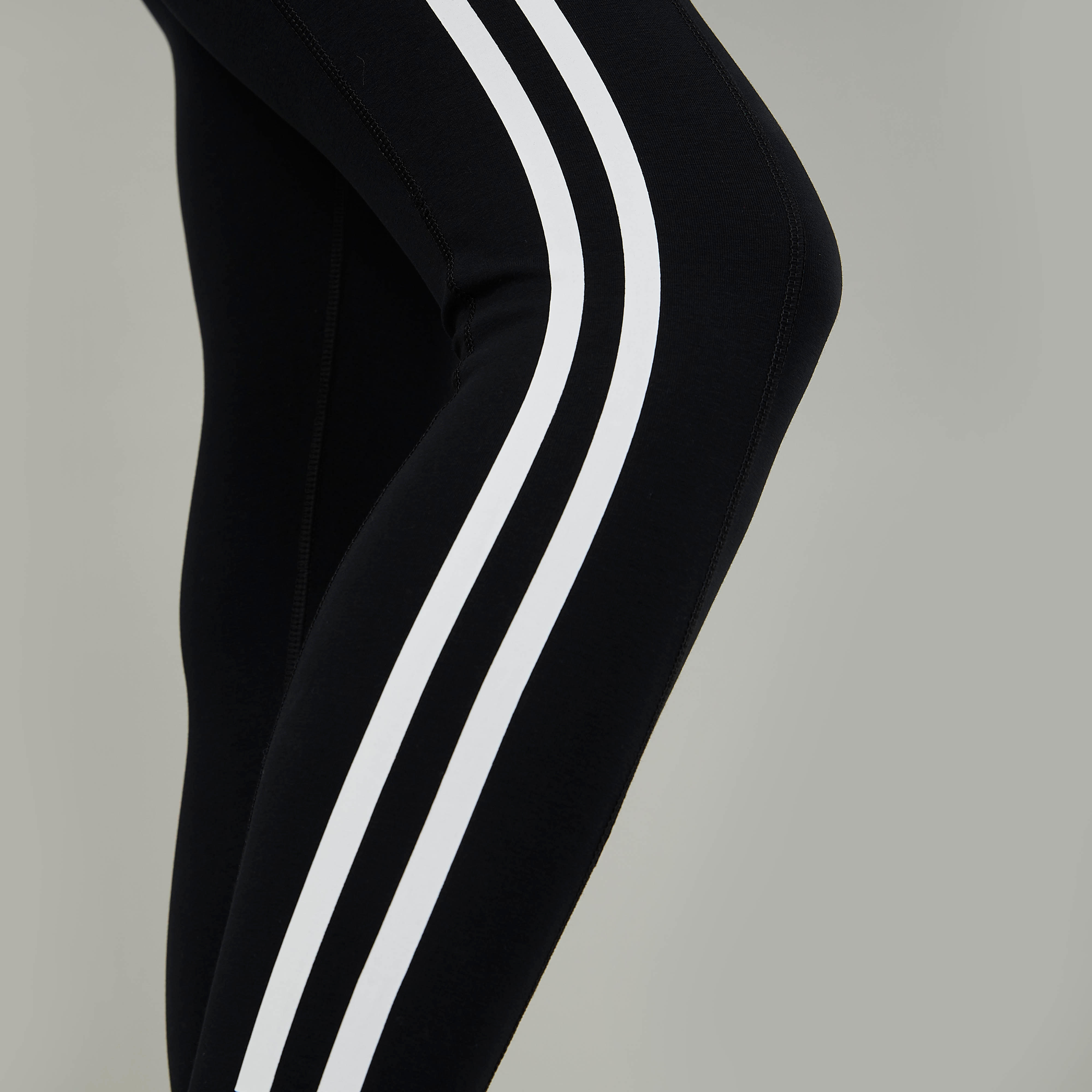 بنطلون ليقنز سادة بخصر مطّاطي-women-clothing-bottoms-leggings-image-3