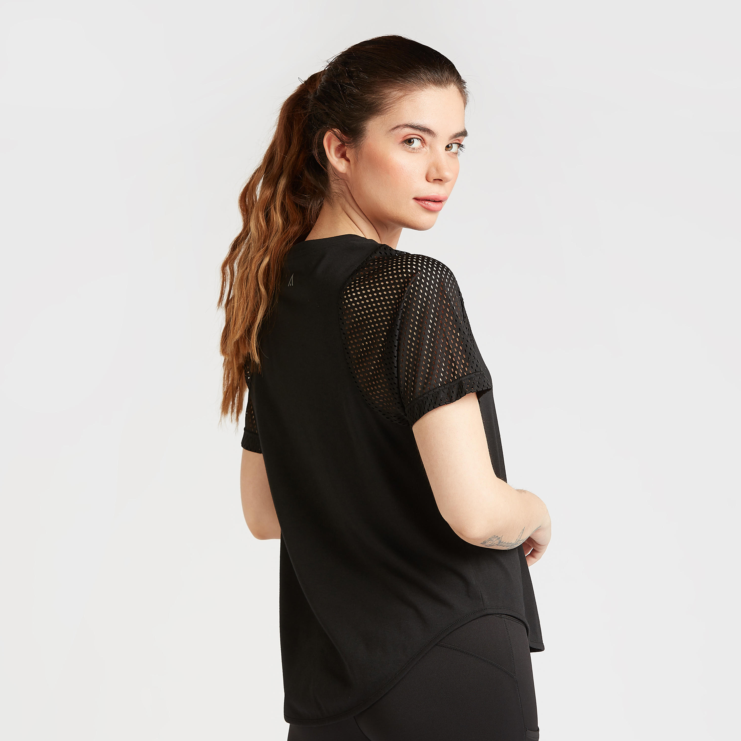 تيشيرت سادة بياقة ضيّقة وأكمام شبكية-women-clothing-sportswearandactivewear-tshirtsandvests-image-2