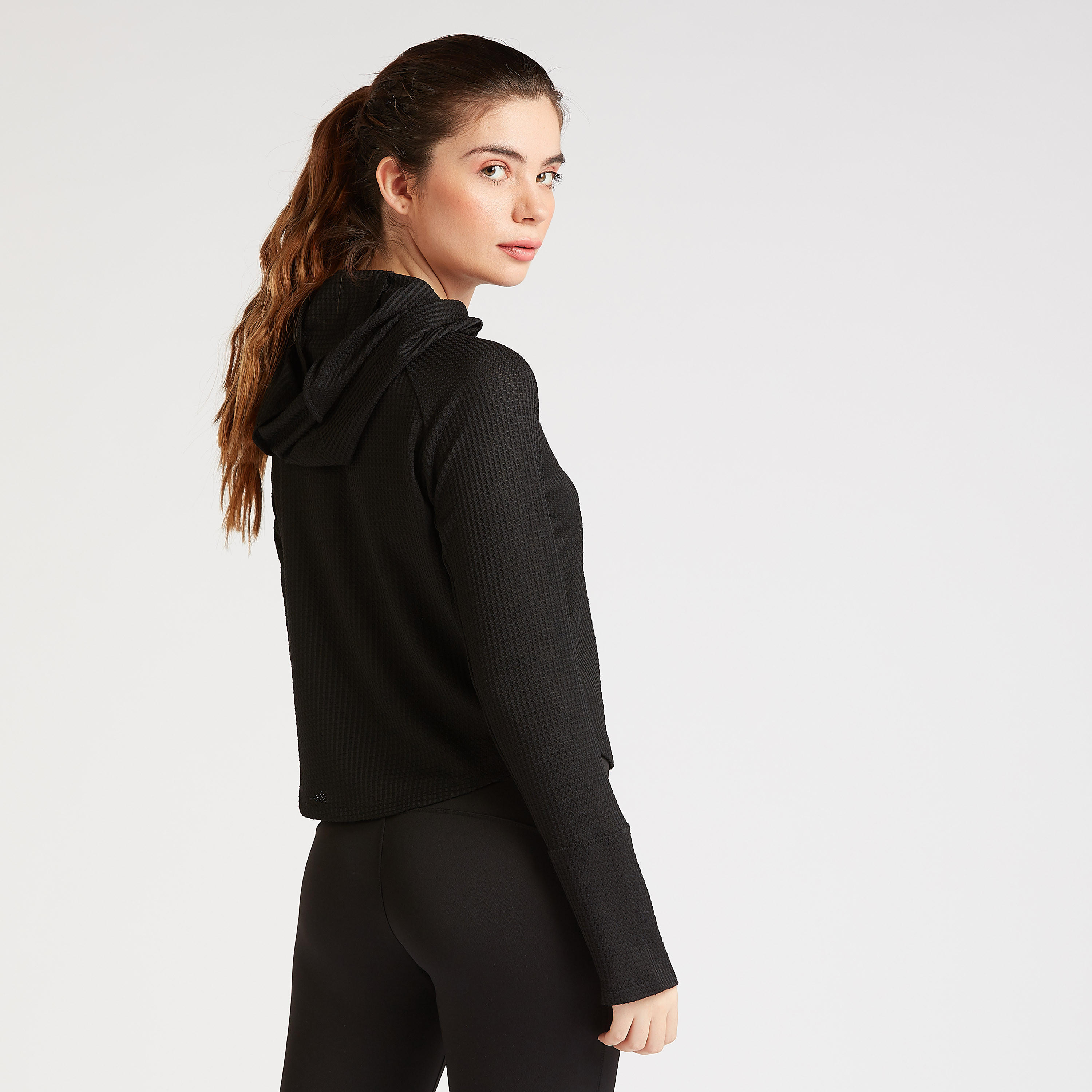هودي بارز الملمس بأكمام مغايرة وفتحة إصبع-women-clothing-sportswearandactivewear-hoodiesandsweatshirts-image-4