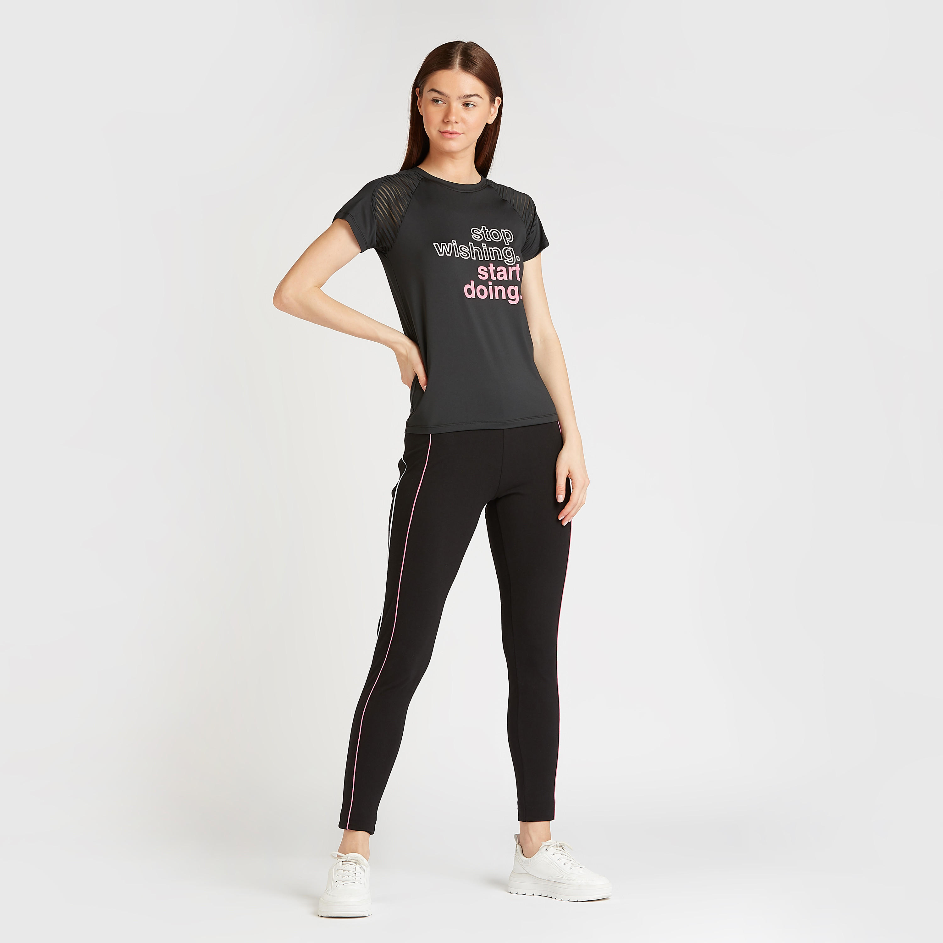 تيشيرت بياقة مستديرة وأكمام مغايرة وطبعات-women-clothing-sportswearandactivewear-tshirtsandvests-image-2