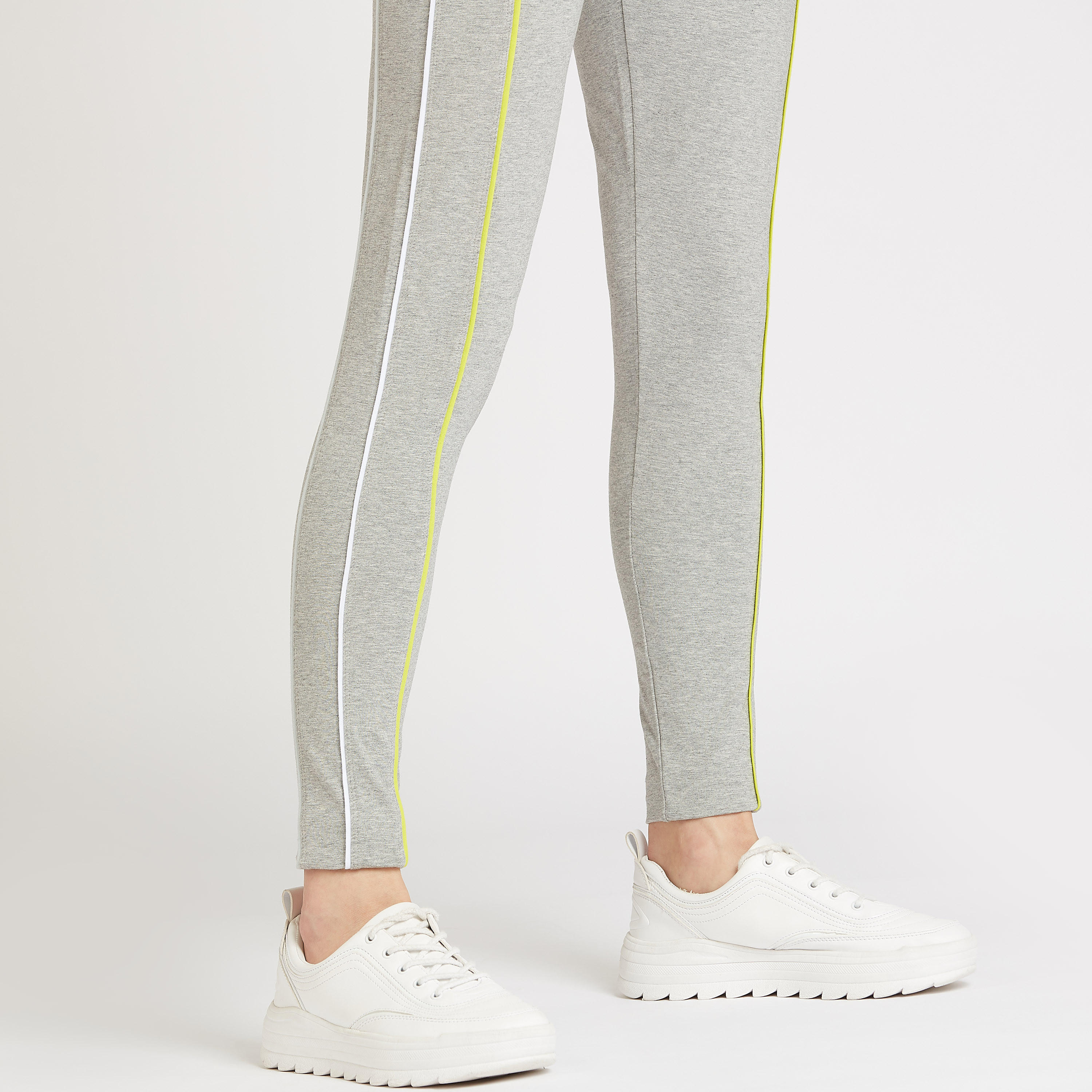 بنطلون ليقنز سادة بتفاصيل خيوط بارزة وخصر مطّاطي-women-clothing-sportswearandactivewear-bottoms-image-7