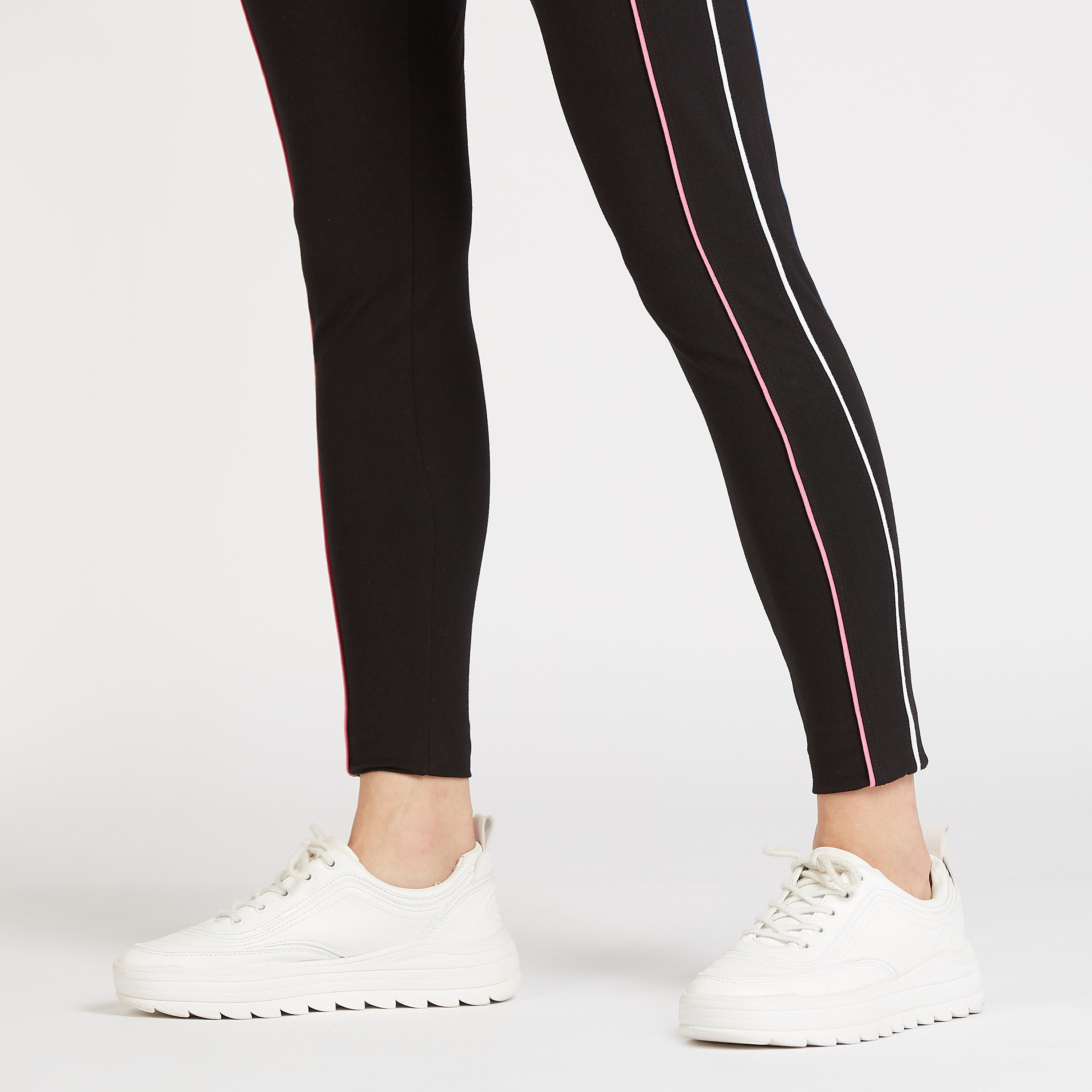 بنطلون ليقنز سادة بتفاصيل خيوط بارزة وخصر مطّاطي-women-clothing-sportswearandactivewear-bottoms-image-3
