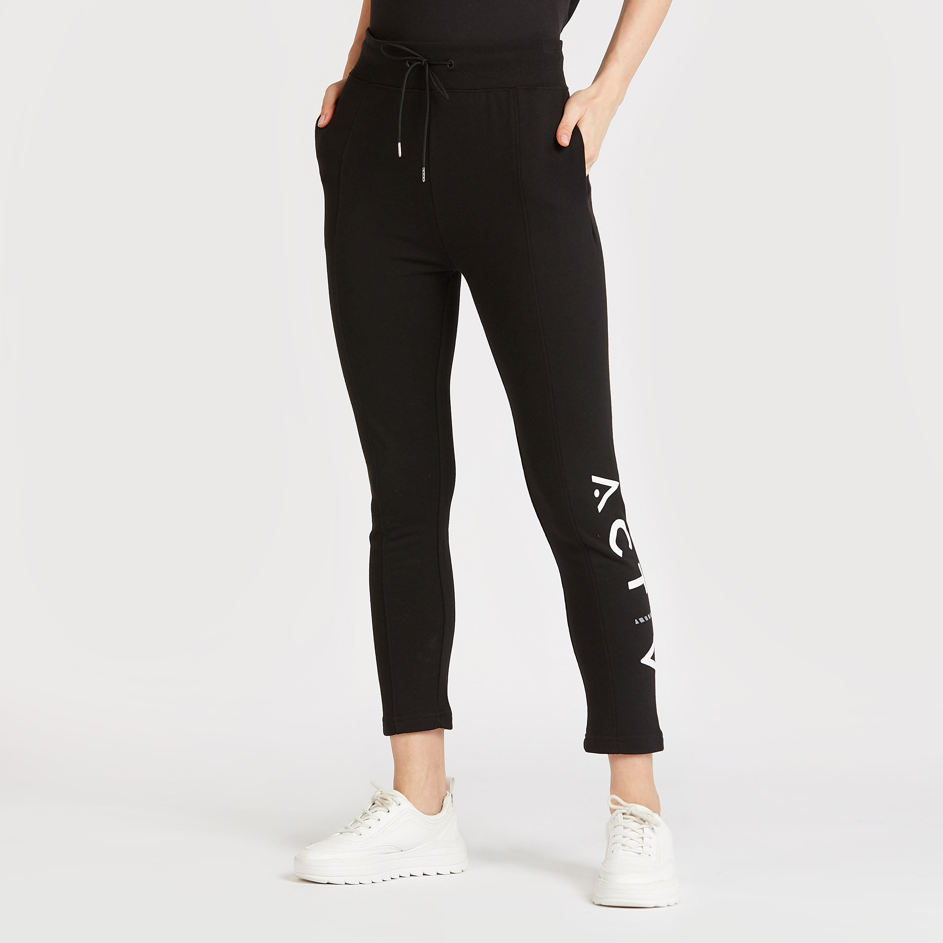 بنطلون رياضي برباط وتفاصيل جيوب وطبعات-women-clothing-sportswearandactivewear-bottoms-image-1