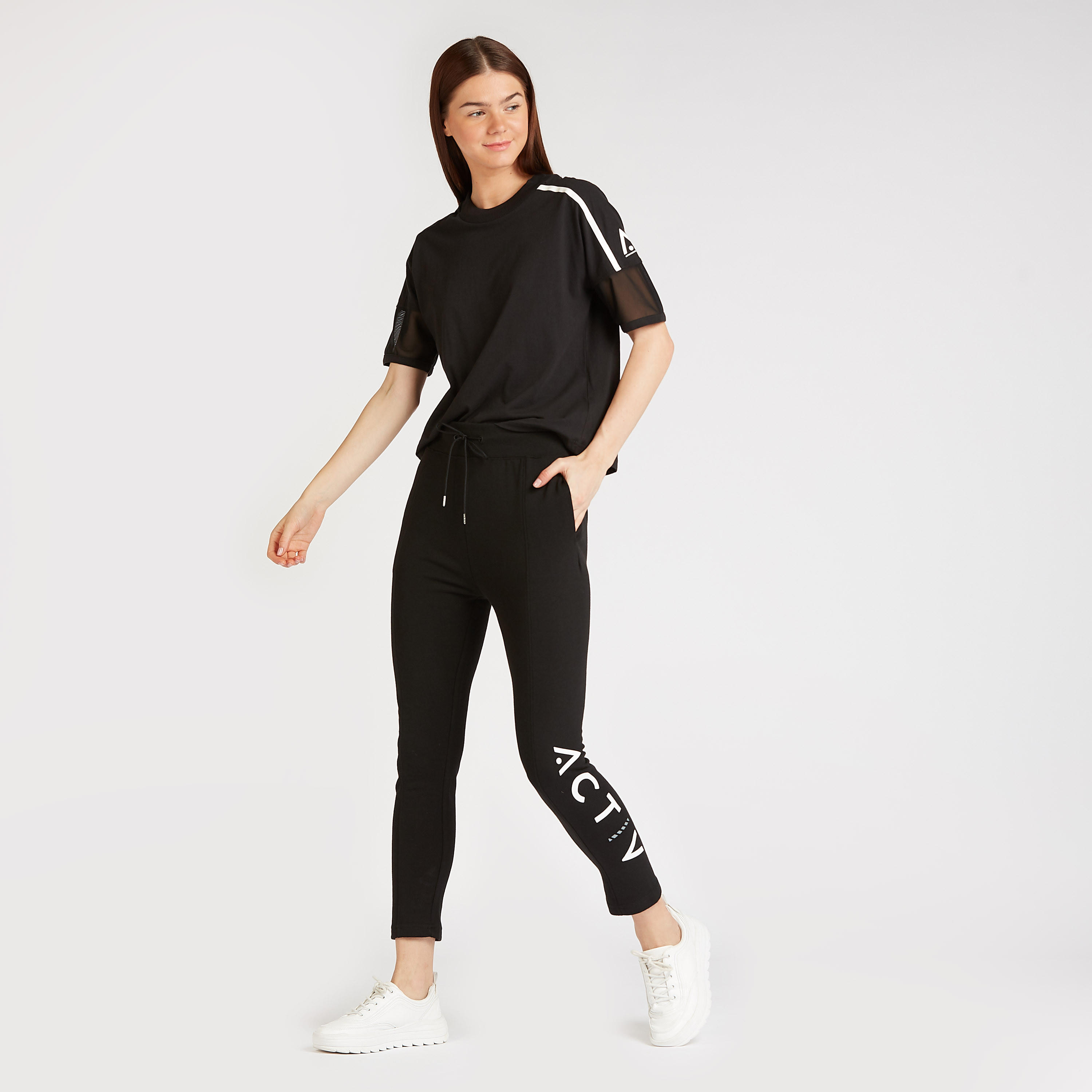 بنطلون رياضي برباط وتفاصيل جيوب وطبعات-women-clothing-sportswearandactivewear-bottoms-image-2