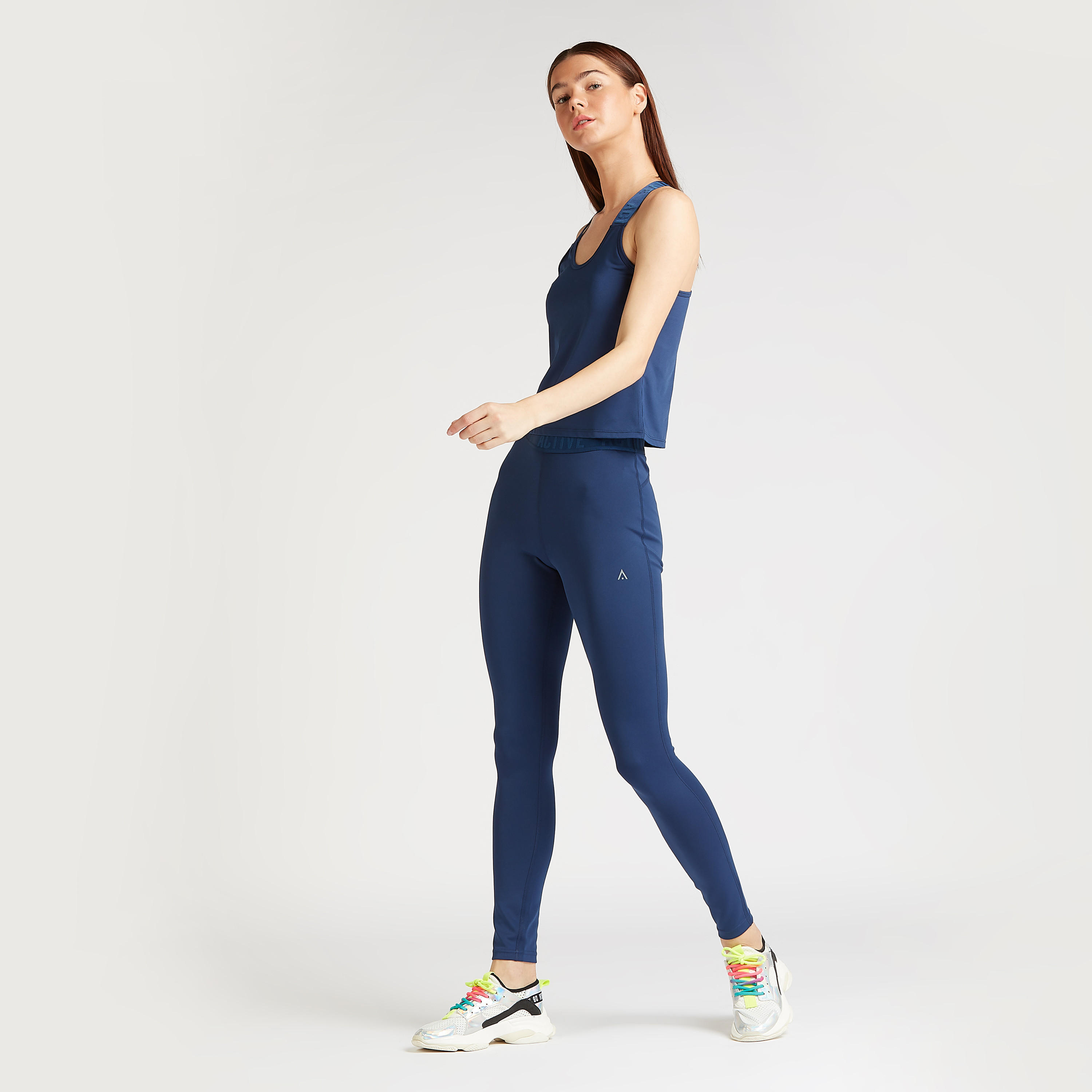 سترة سادة دون أكمام بياقة عميقة وظهر ريسر بأحزمة وطبعات-women-clothing-sportswearandactivewear-tshirtsandvests-image-3