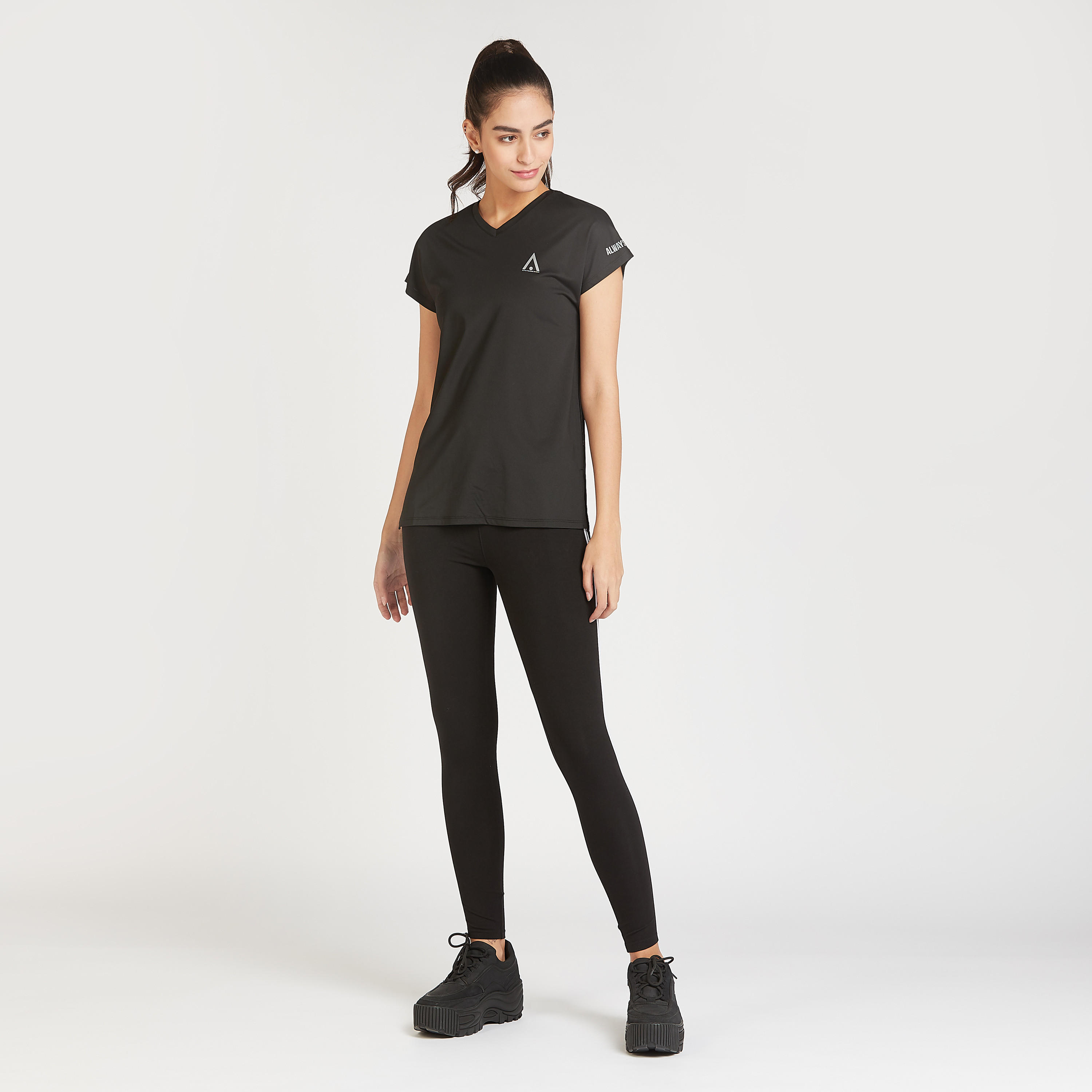 تيشيرت سادة بياقة V وأكمام قصيرة-women-clothing-sportswearandactivewear-tshirtsandvests-image-3