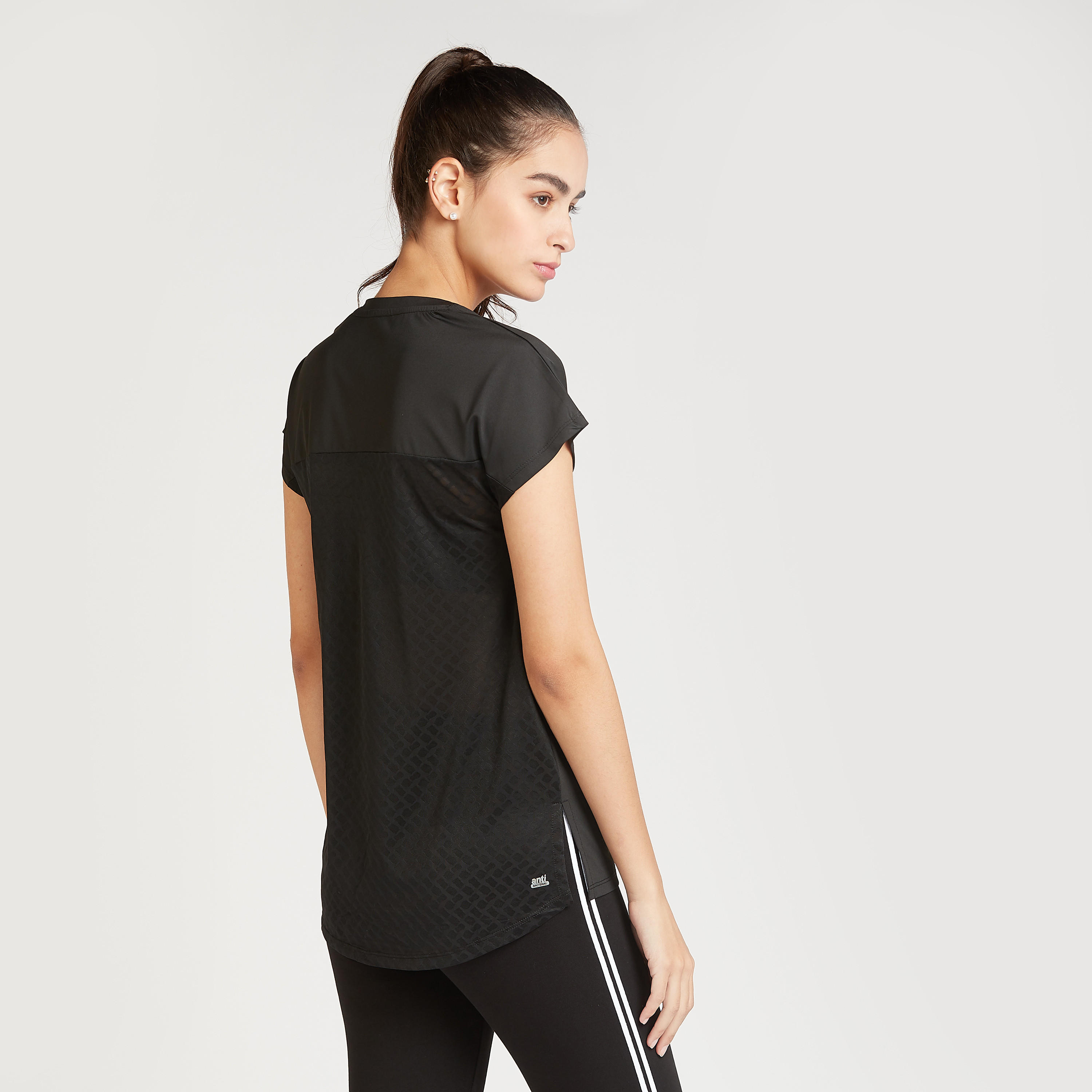 تيشيرت سادة بياقة V وأكمام قصيرة-women-clothing-sportswearandactivewear-tshirtsandvests-image-1