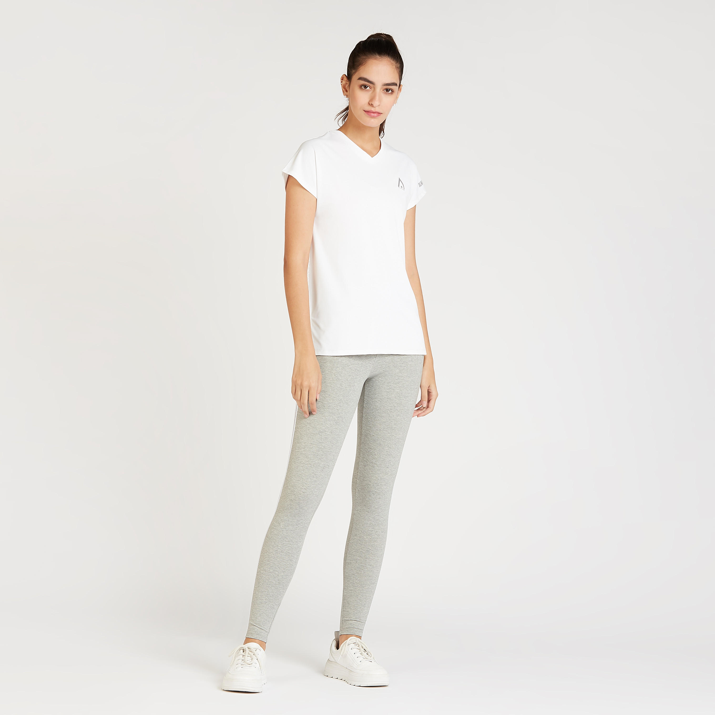 تيشيرت مستدام بارز الملمس بياقة v وأكمام كاب-women-clothing-sportswearandactivewear-tshirtsandvests-image-3