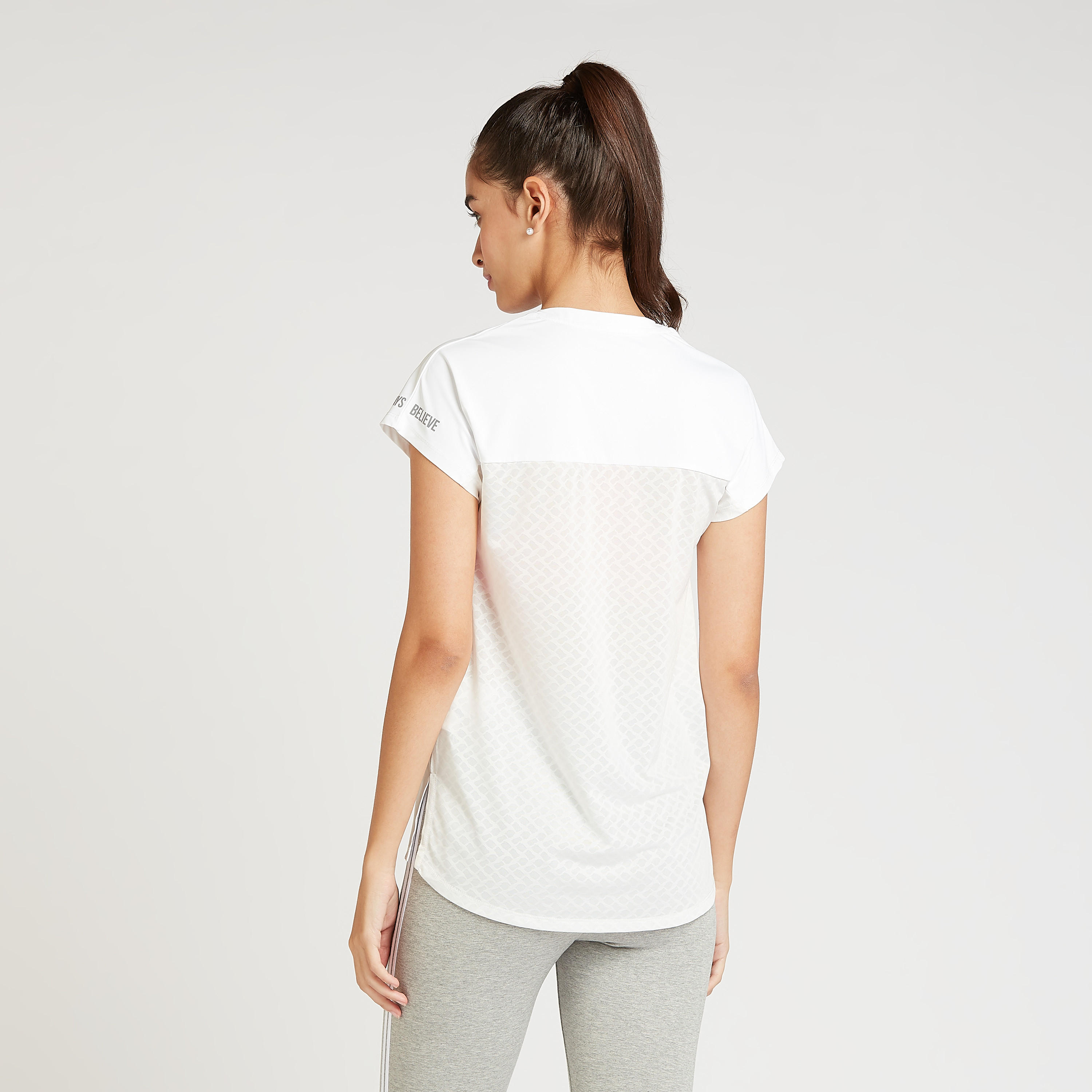 تيشيرت مستدام بارز الملمس بياقة v وأكمام كاب-women-clothing-sportswearandactivewear-tshirtsandvests-image-1