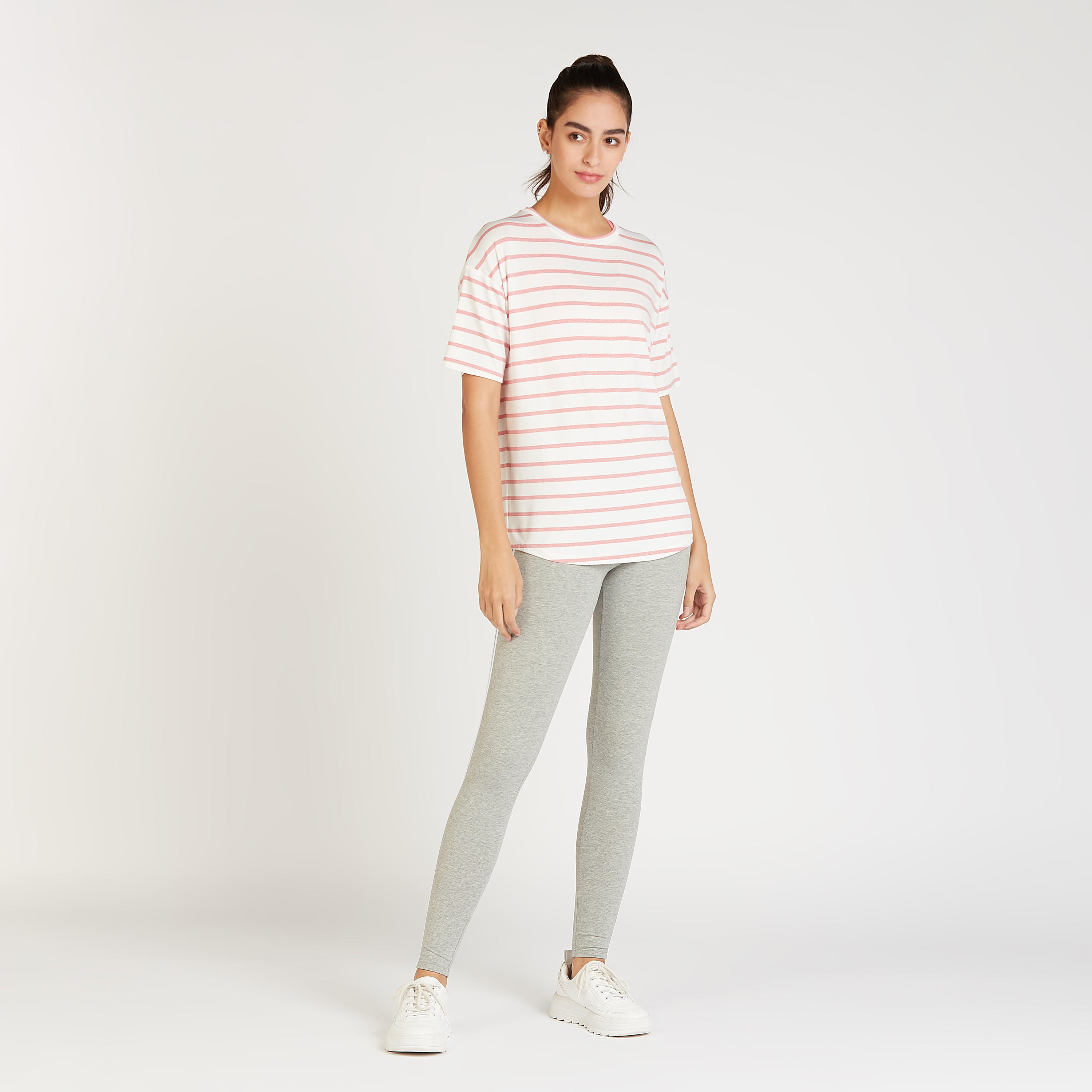 تيشيرت مخطّط بياقة مستديرة وأكمام قصيرة-women-clothing-sportswearandactivewear-tshirtsandvests-image-2