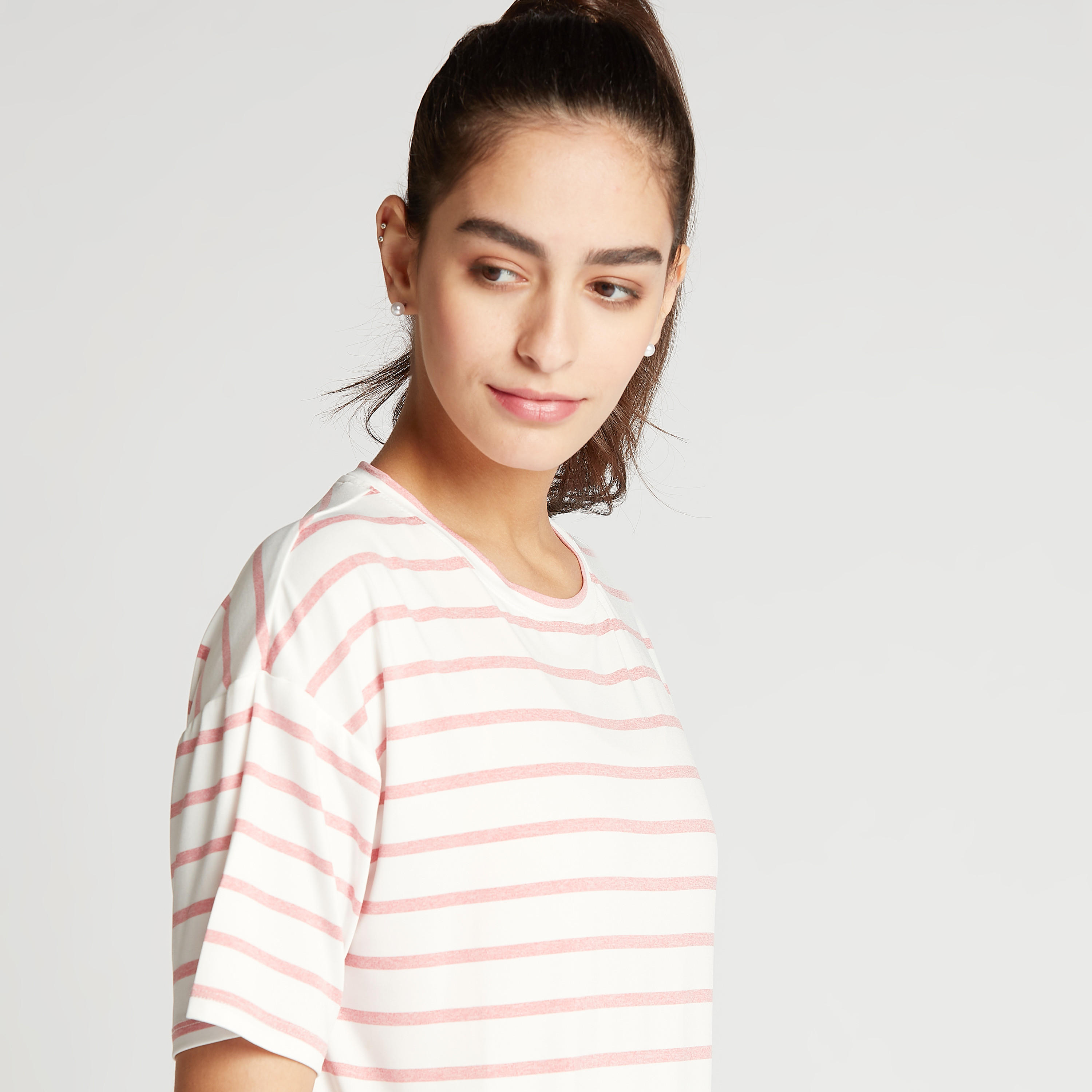 تيشيرت مخطّط بياقة مستديرة وأكمام قصيرة-women-clothing-sportswearandactivewear-tshirtsandvests-image-3