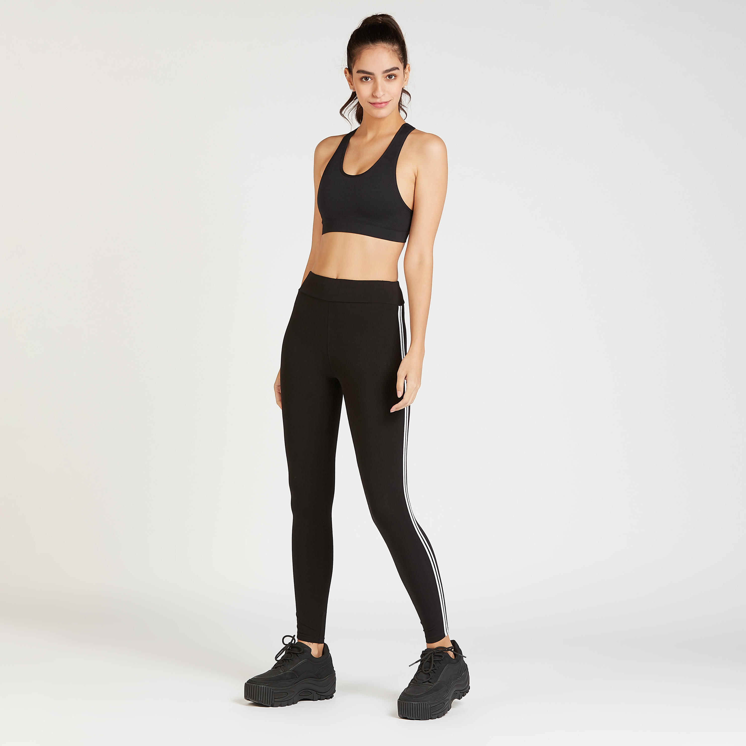 بنطلون ليقنز سادة بخصر مطّاطي وتفاصيل شريطة-women-clothing-bottoms-leggings-image-2