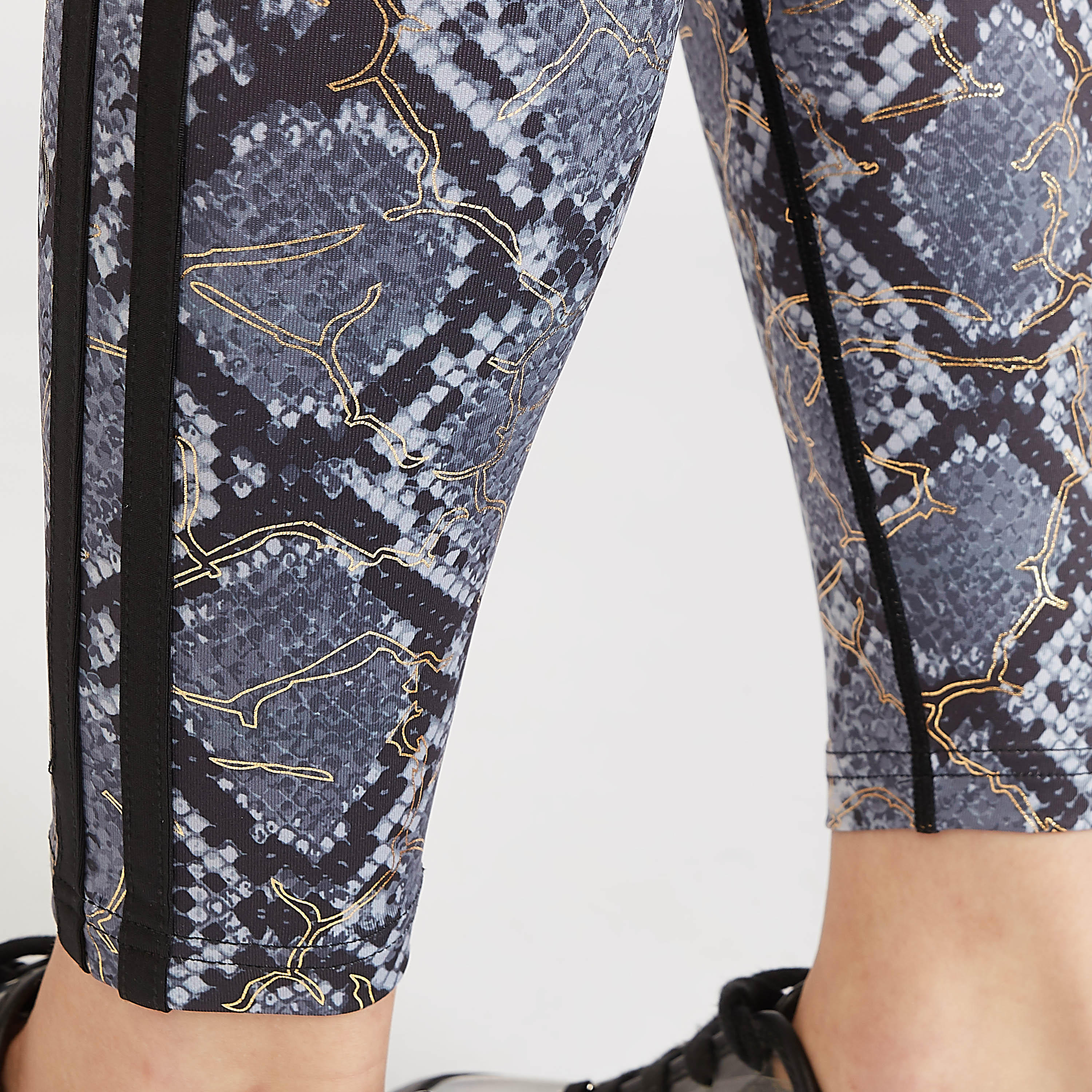 بنطلون ليقنز بخصر مطاطي وطبعات حيوانات-women-clothing-sportswearandactivewear-bottoms-image-5