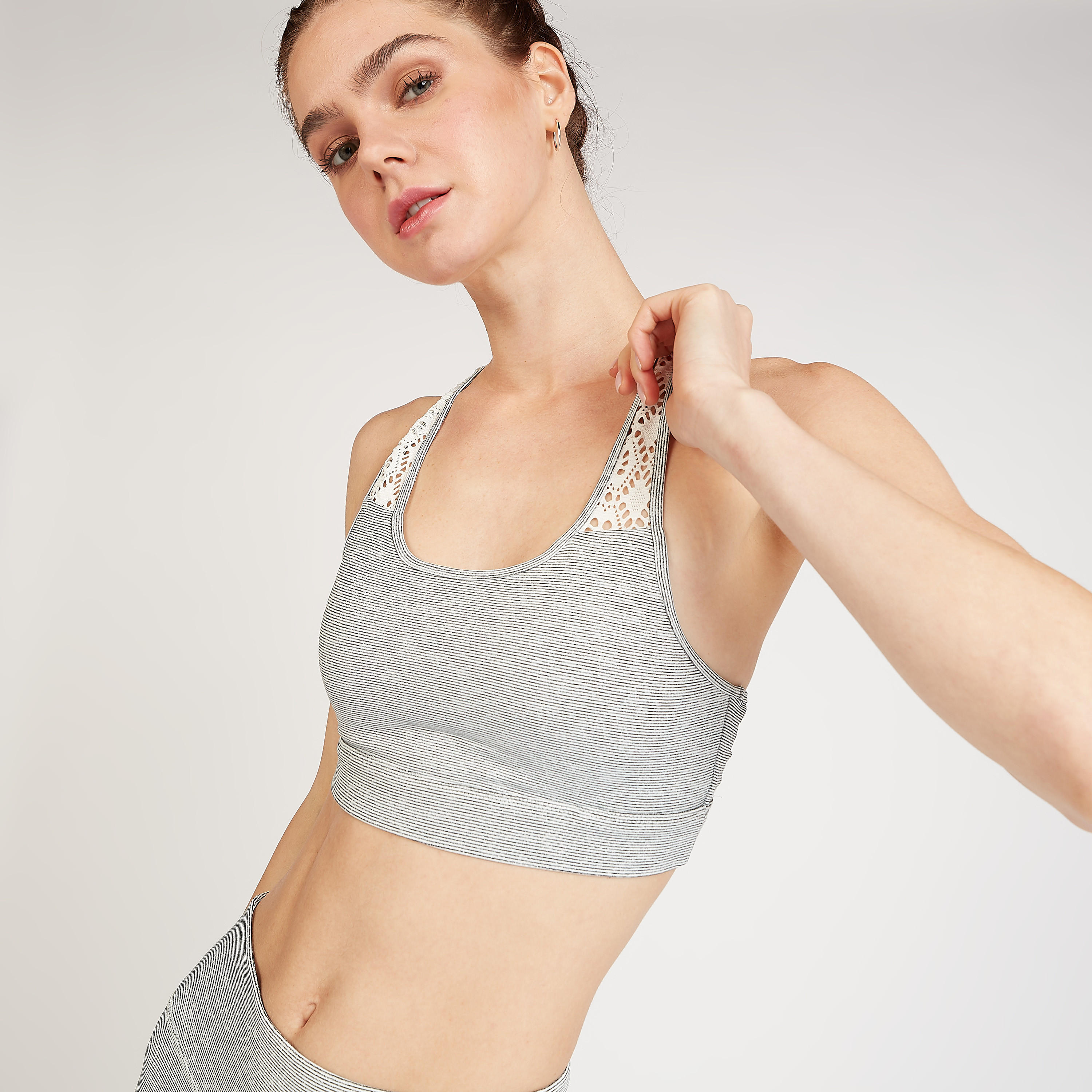 صدرية رياضية مستدامة مخططة ياقة عميقة وظهر ريسر-sports-women-clothing-sportsbras-image-1