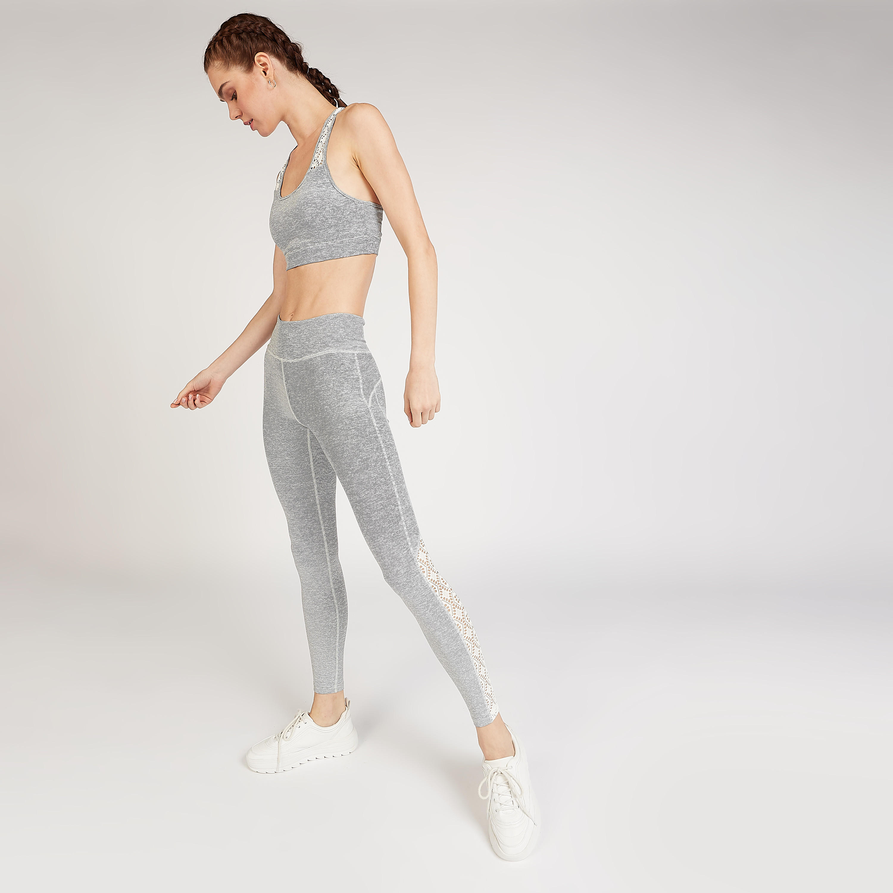 صدرية رياضية مستدامة مخططة ياقة عميقة وظهر ريسر-sports-women-clothing-sportsbras-image-2