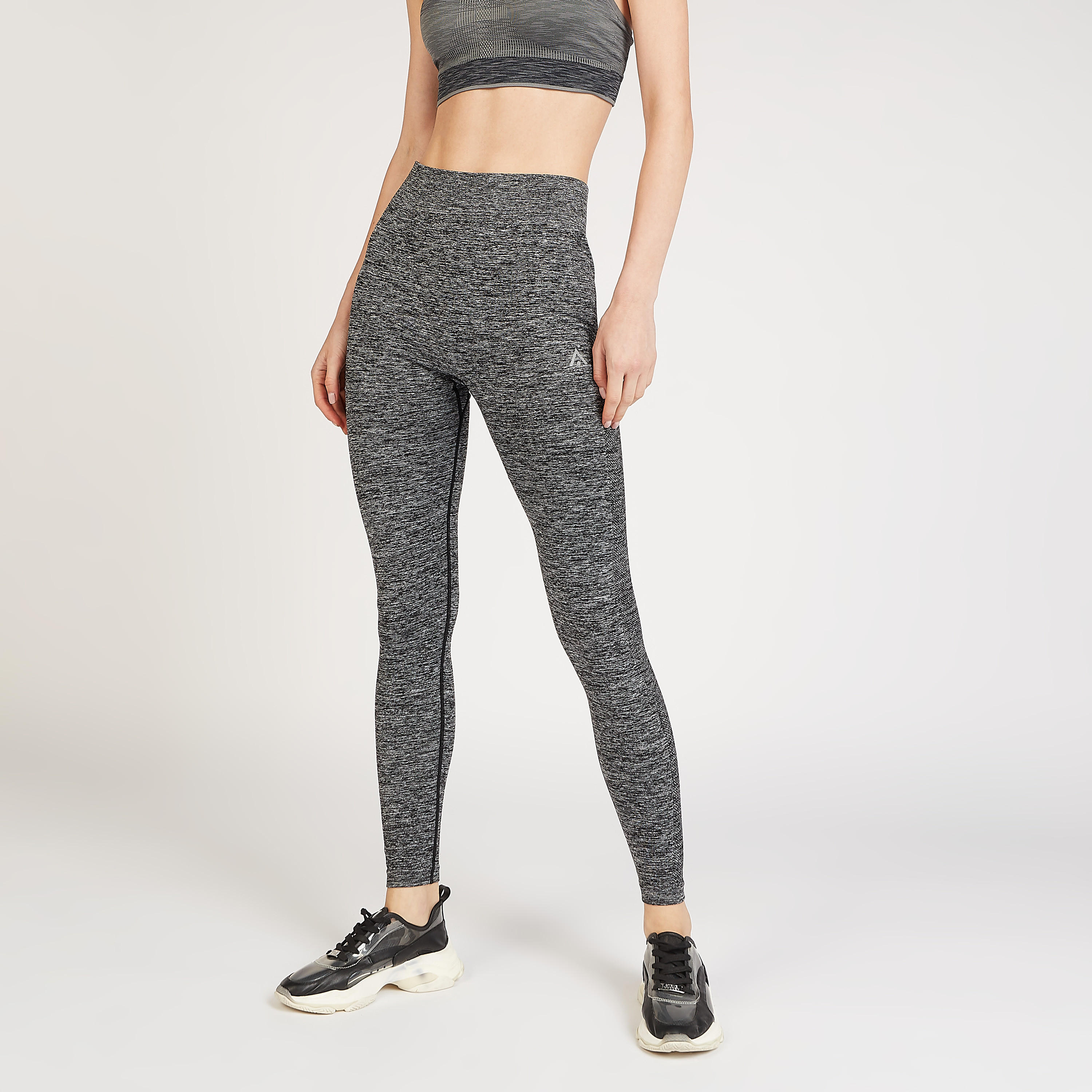 بنطلون ليقنز مستدام بخصر مطّاطي و تفاصيل شعار-women-clothing-sportswearandactivewear-bottoms-image-1