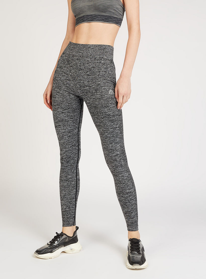 بنطلون ليقنز مستدام بخصر مطّاطي و تفاصيل شعار-women-clothing-sportswearandactivewear-bottoms-image-1