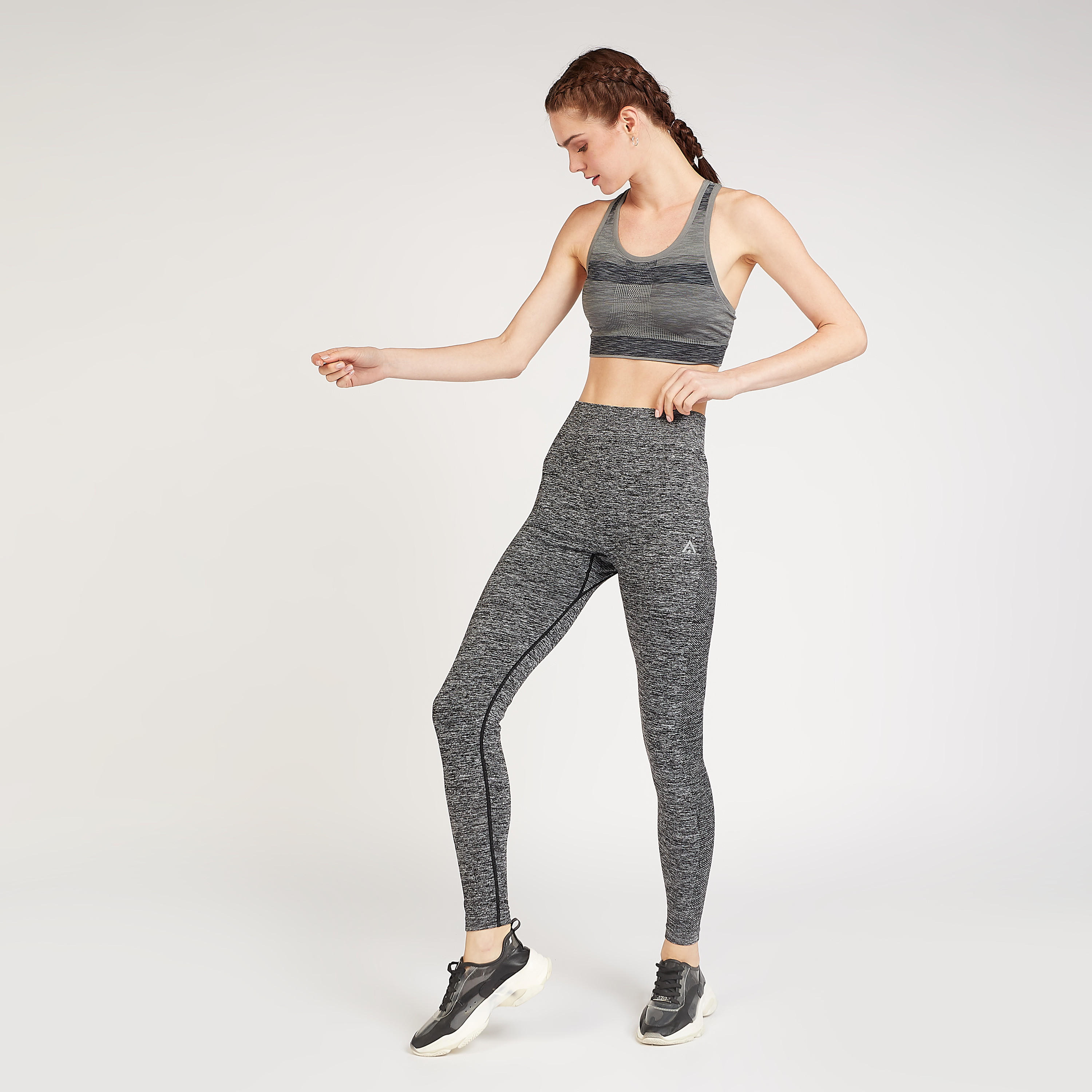 بنطلون ليقنز مستدام بخصر مطّاطي و تفاصيل شعار-women-clothing-sportswearandactivewear-bottoms-image-2