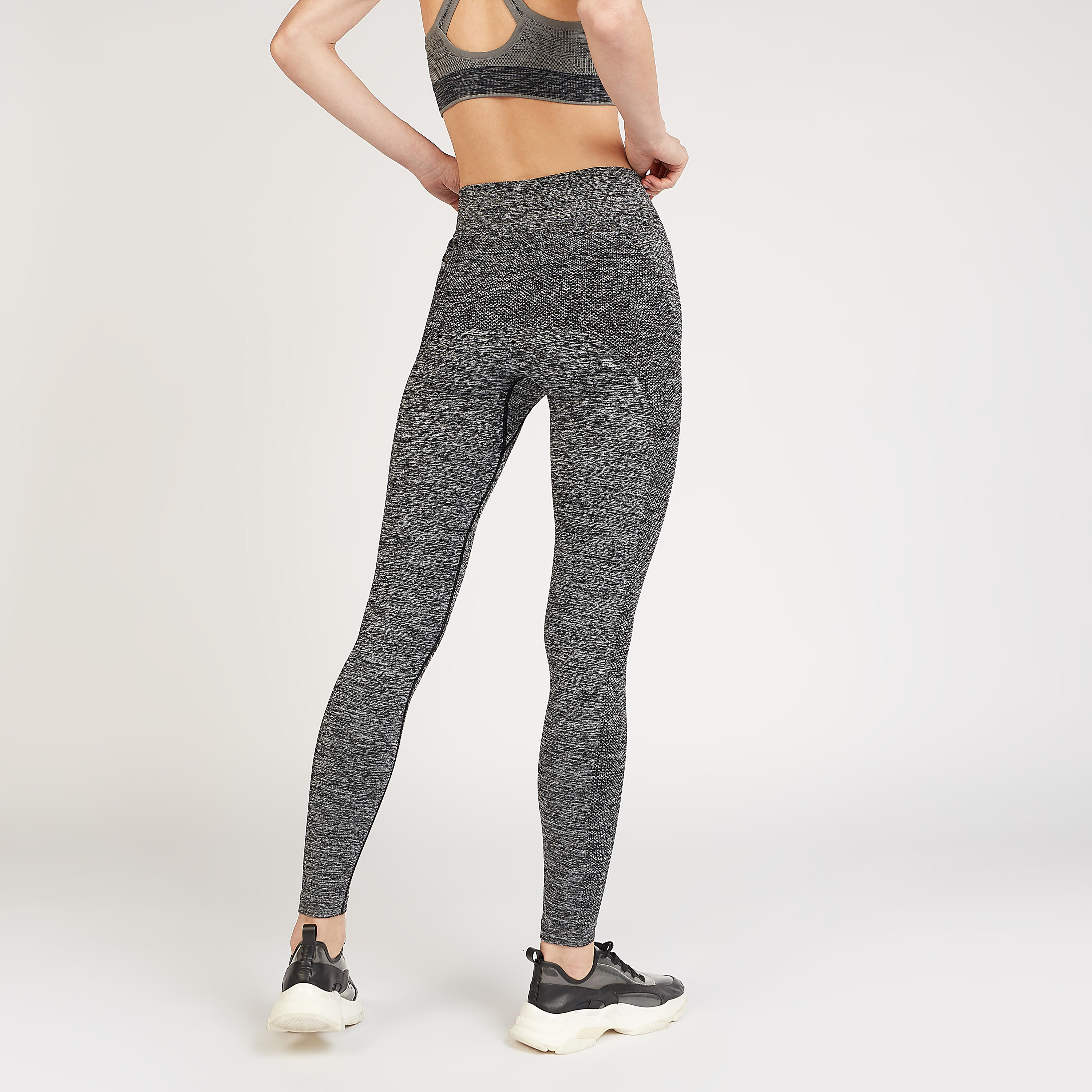بنطلون ليقنز مستدام بخصر مطّاطي و تفاصيل شعار-women-clothing-sportswearandactivewear-bottoms-image-4