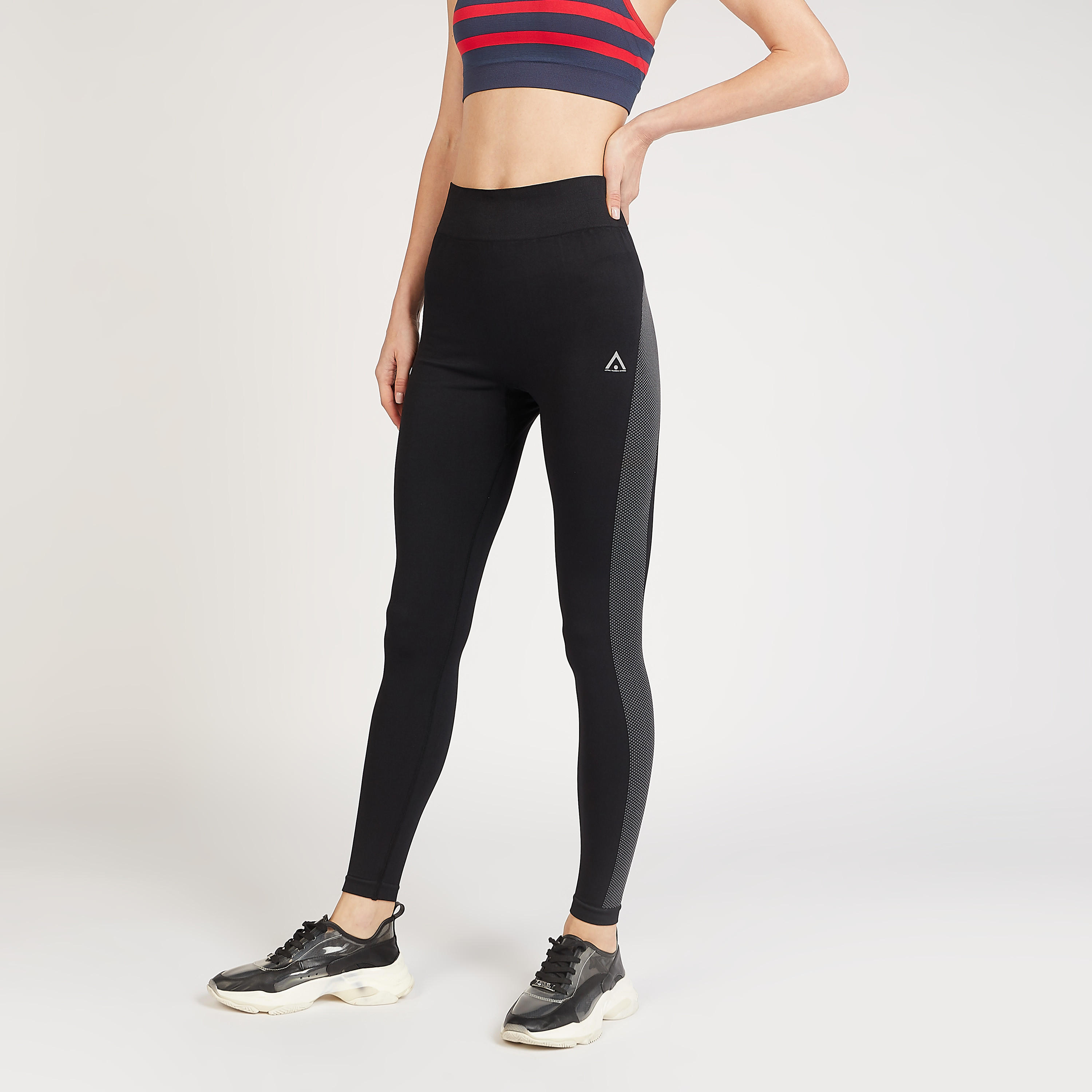 بنطلون مستدام ليقنز بطبعات شعار وخصر مطّاطي-women-clothing-sportswearandactivewear-bottoms-image-1
